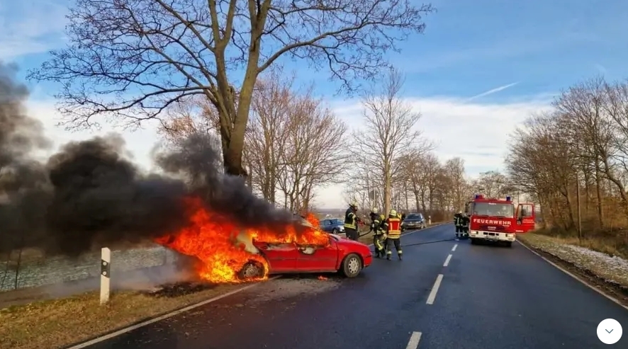 Auto steht in Flammen: Schwerer Unfall auf der B65