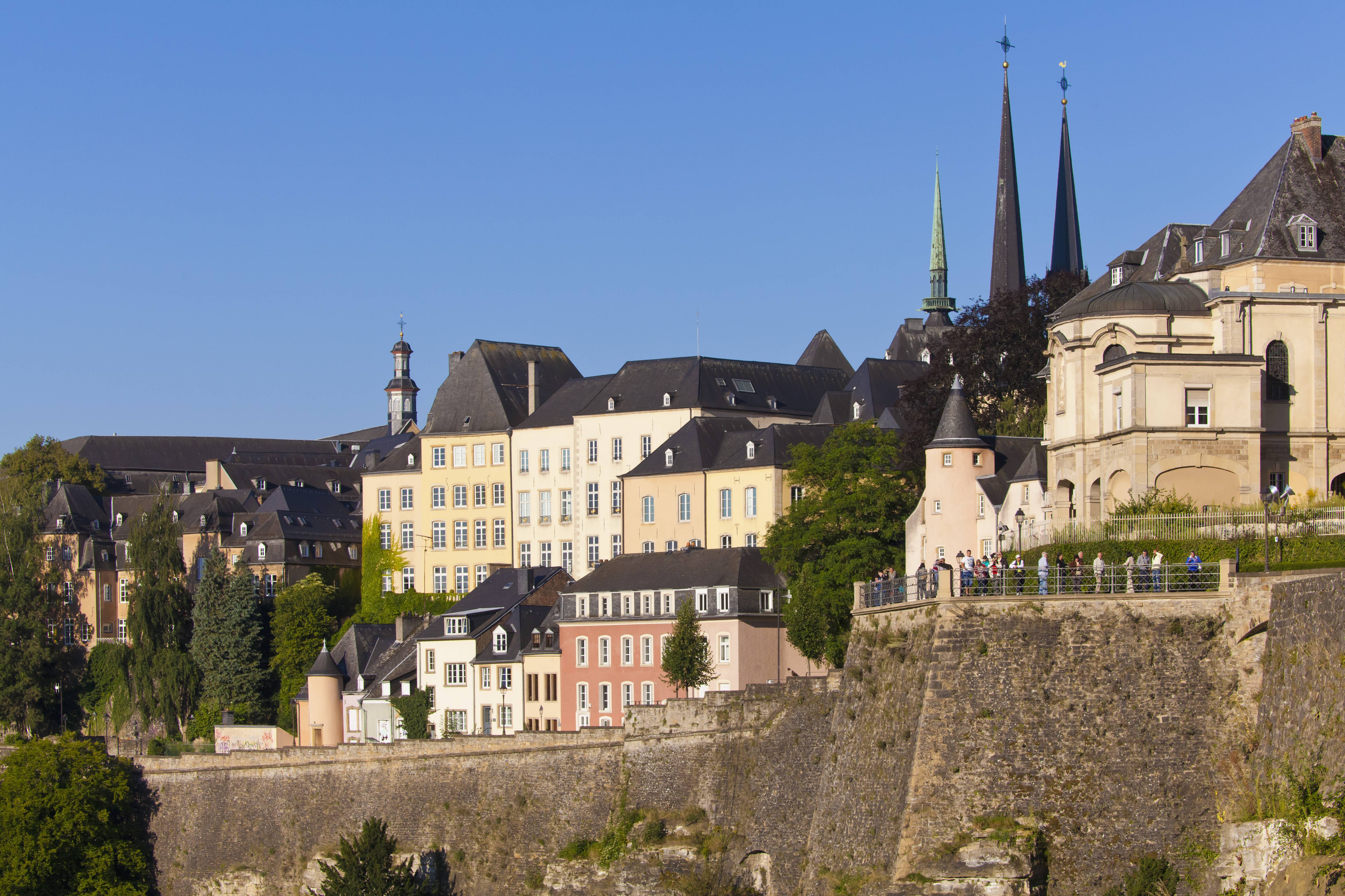 Auf dem Chemin de la Corniche durch Luxemburg-Stadt