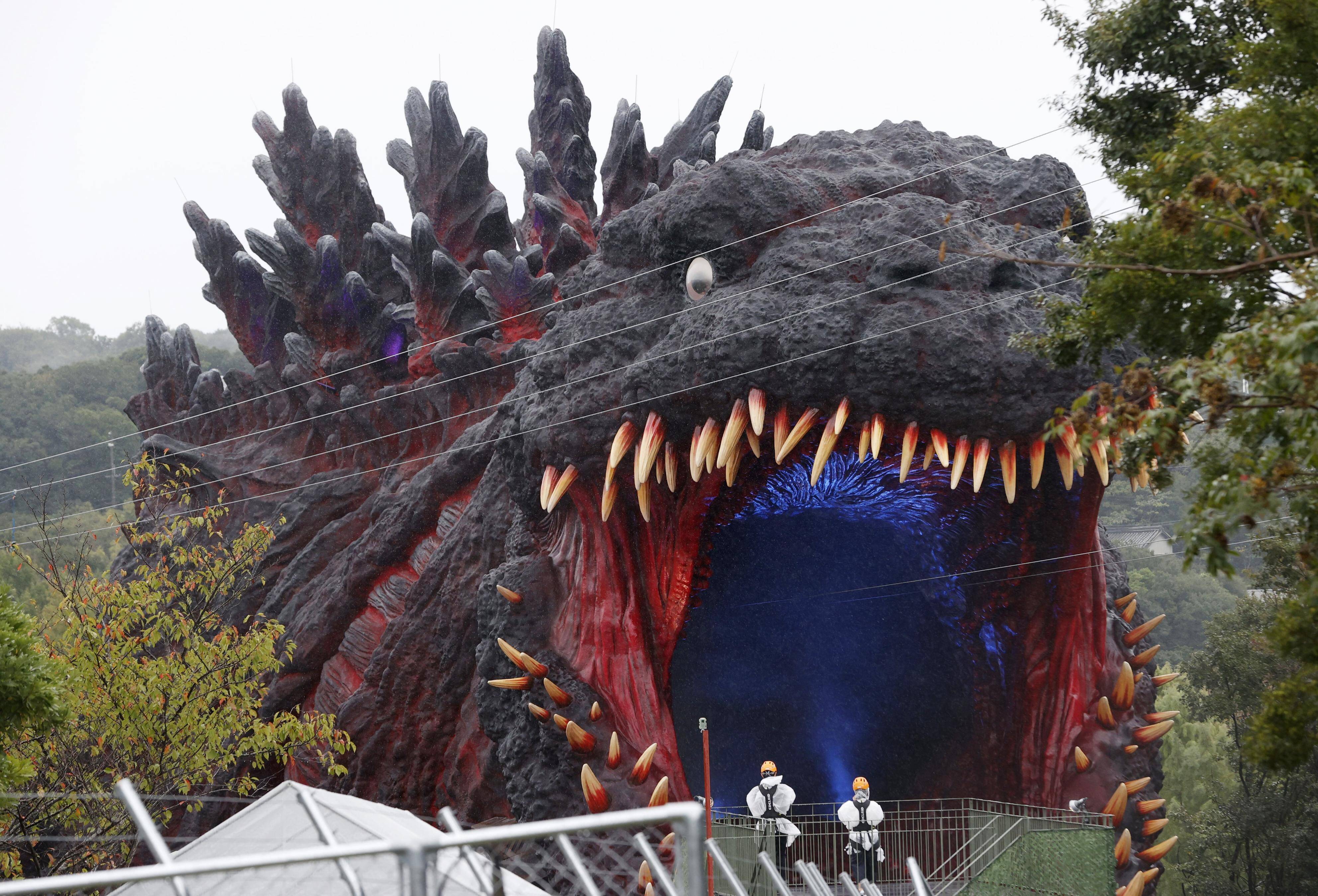 Zum Gruseln: Diese Seilbahn in Japan führt ins Maul von Godzilla