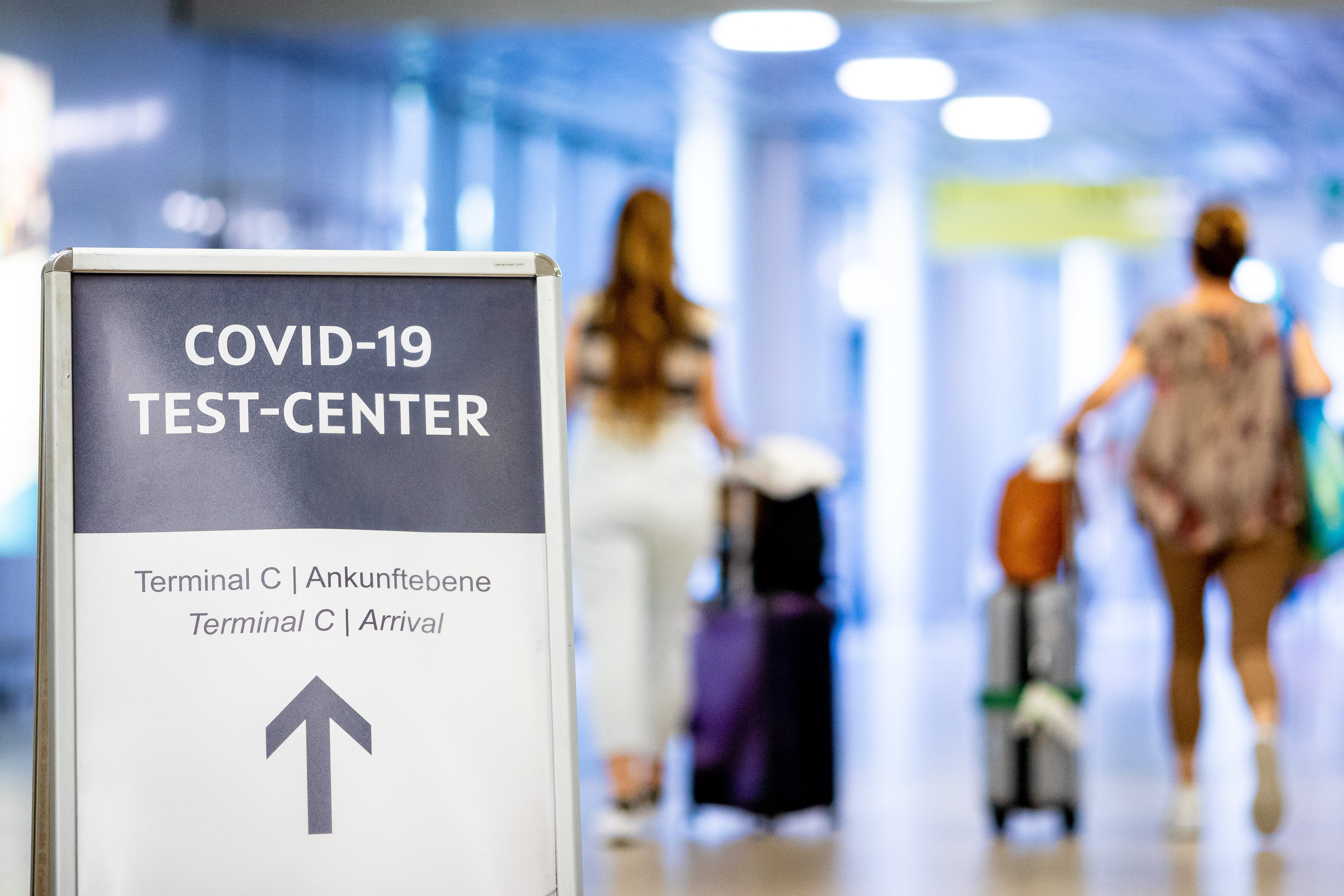 Flughafen Hannover: Türkei-Rückkehrer sollen Ausgang von Corona-Testzentrum  freimachen - stattdessen schlagen sie auf Sicherheitsmann ein