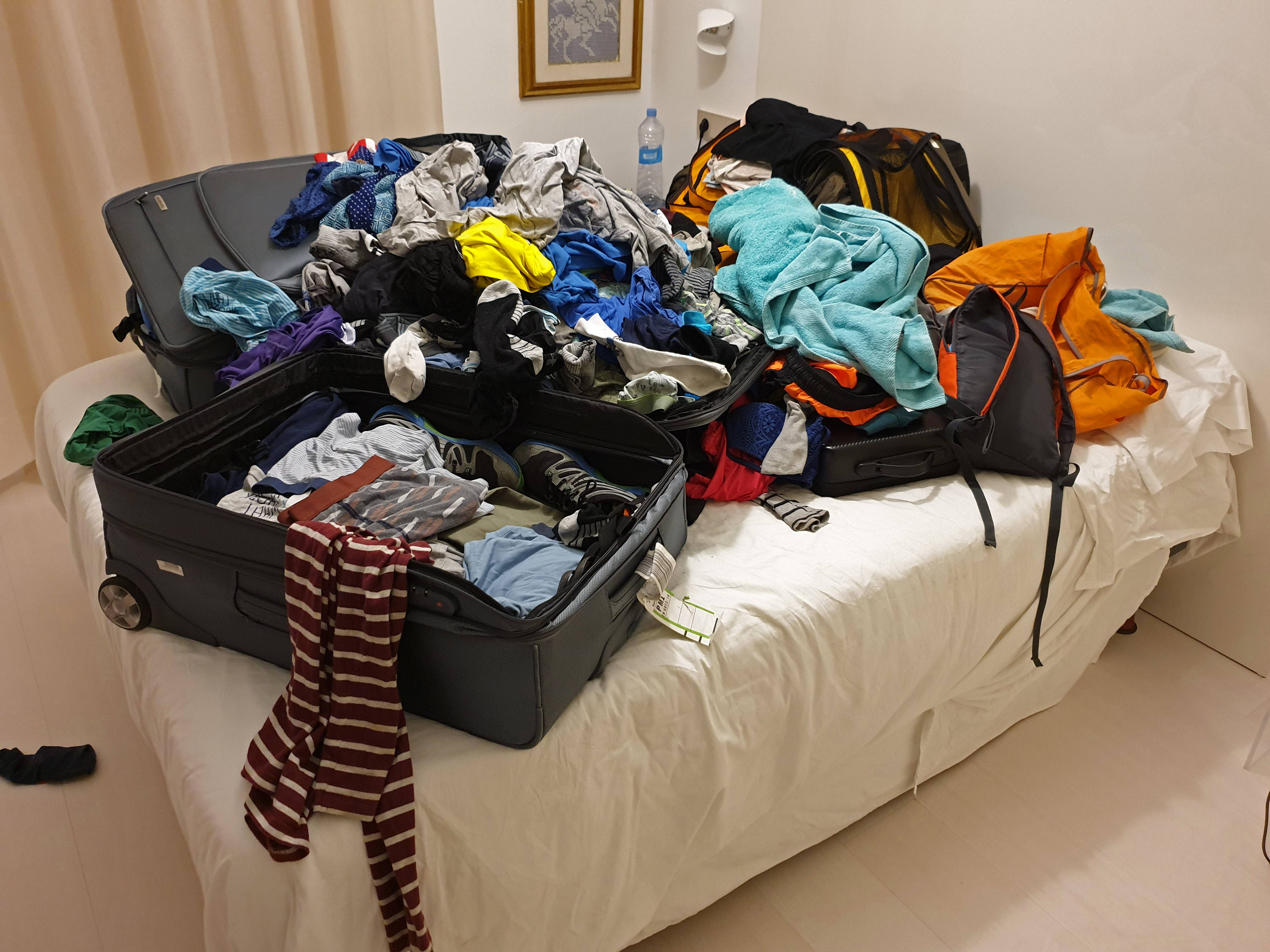 10 Tipps für Ordnung im Koffer: So vermeidest du Kleiderchaos