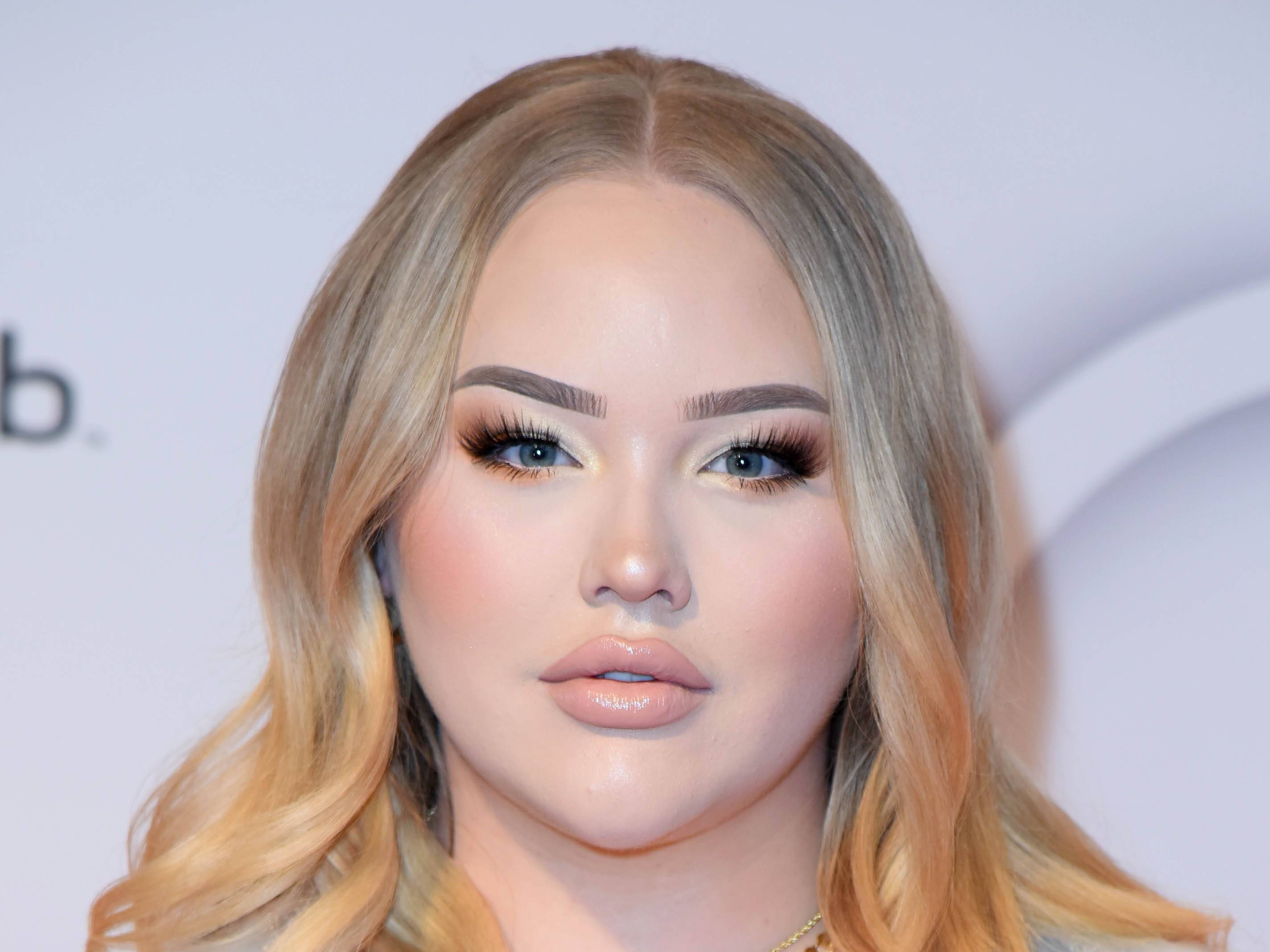 Kochada omma oldida yalangoch qizlarning fotosuratlari