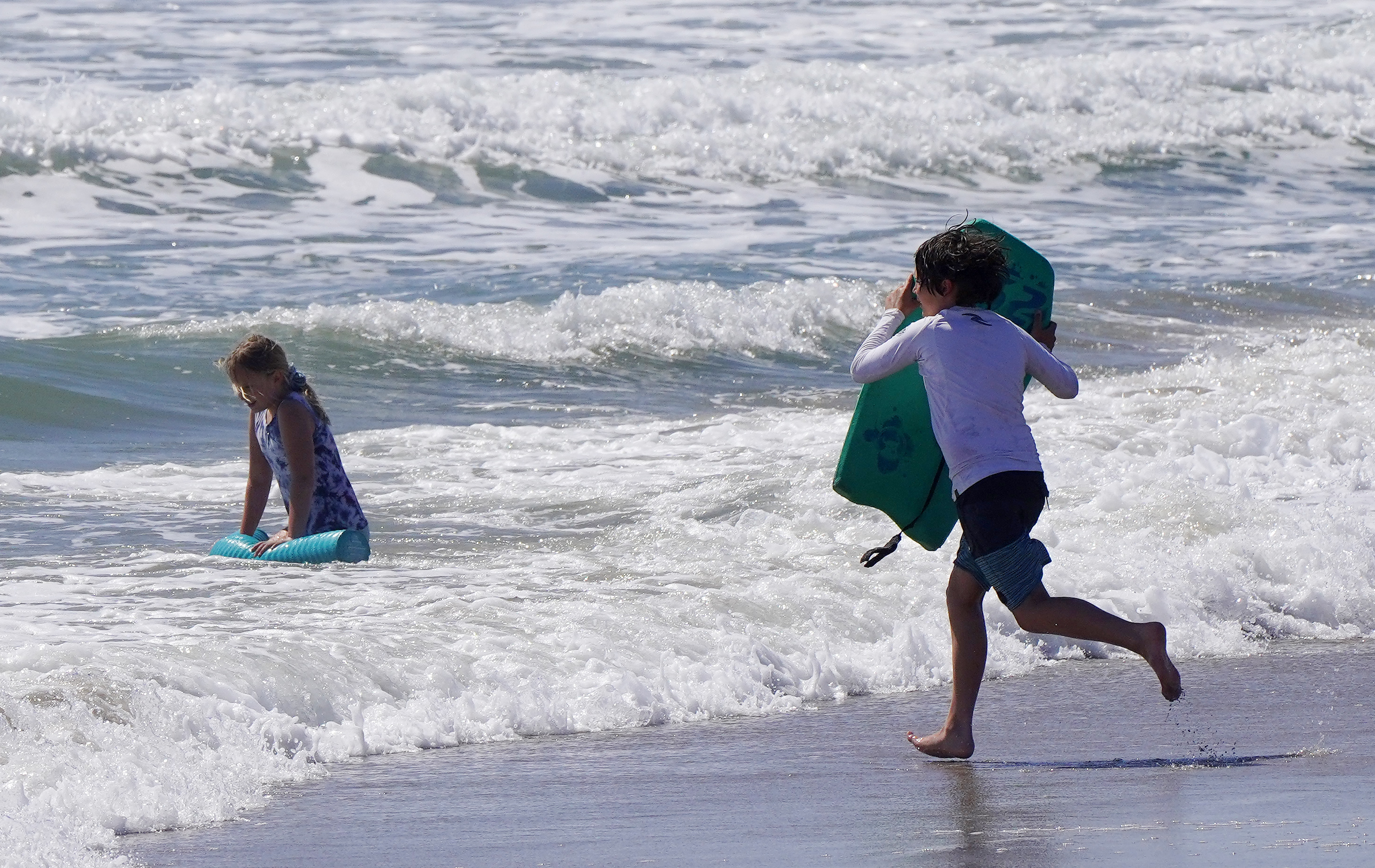 Vater verschickt Fotos von Tochter am Strand an Mutter Anzeige Bild Bild