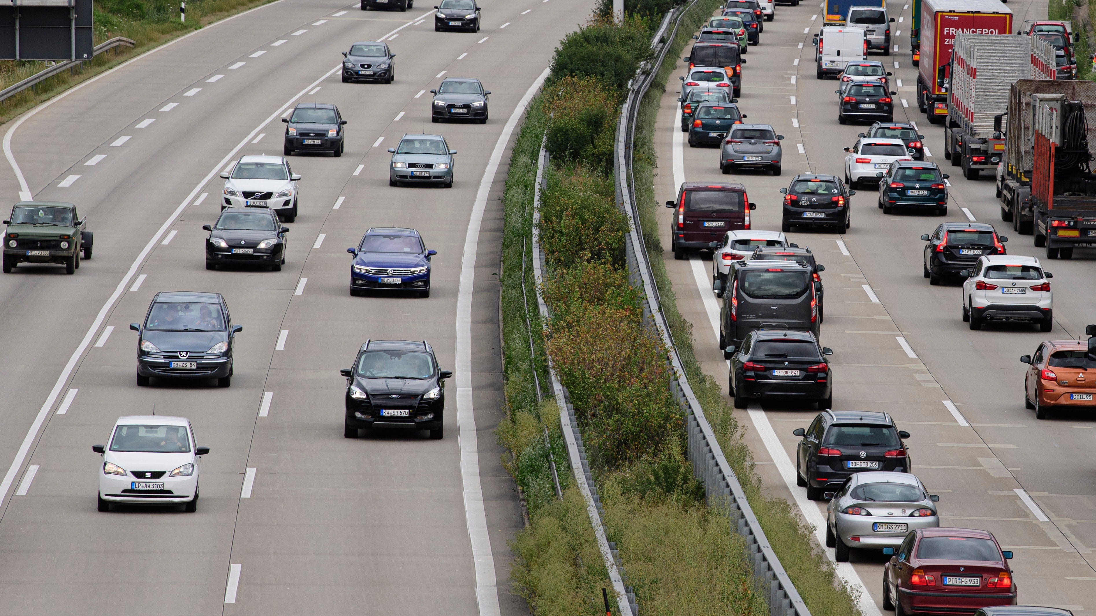 Hochleistungsladenetz an den Autobahnen: Fahrzeughersteller planen schnelle  E-Auto-Infrastruktur -  Magazin