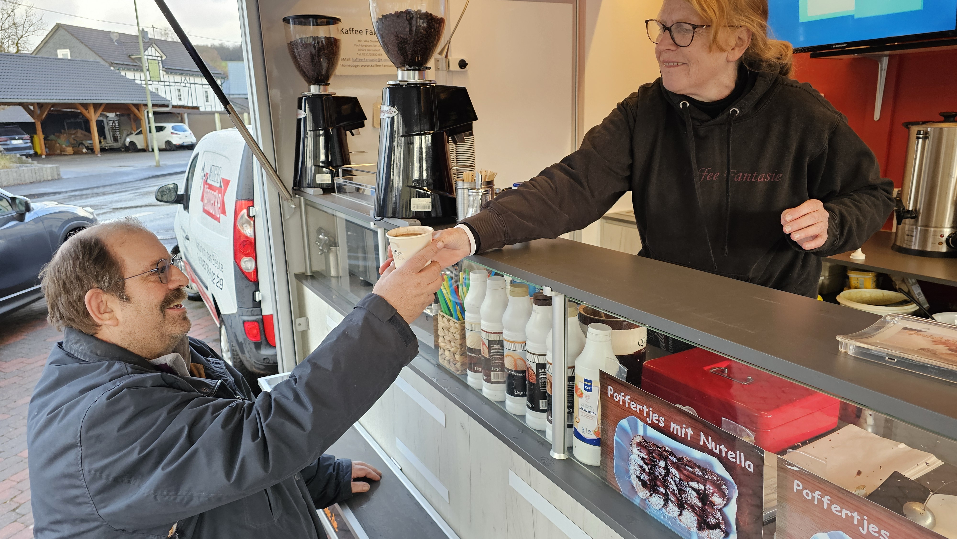Kaffee Fantasie: Littfelderin Silke Stenke tingelt mit Foodtruck bundesweit  zu Festivals