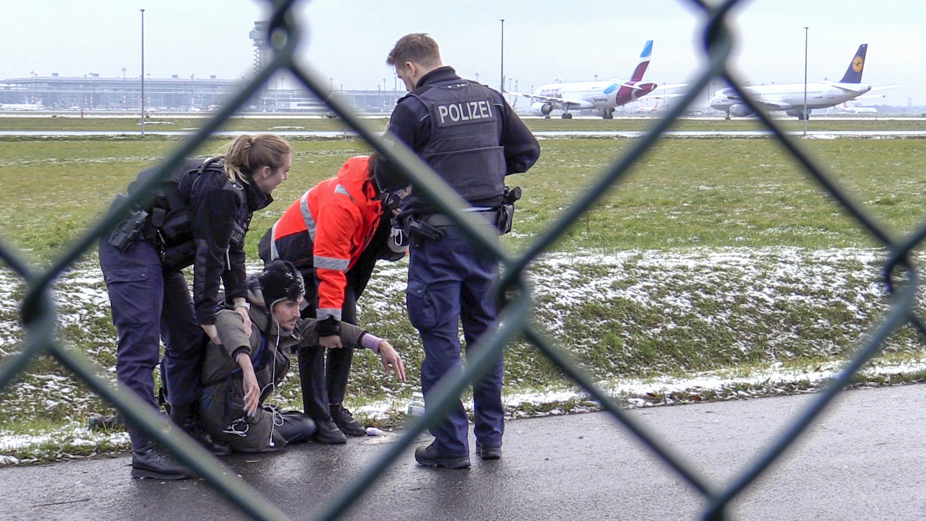 Flughafen münchen mann läuft nackt auf das rollfeld