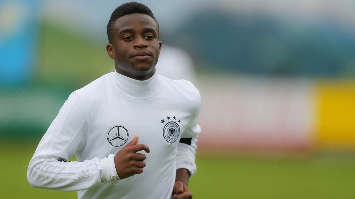 Neue Enthüllungen: Wie alt ist Moukoko wirklich? Neue Enthüllungen: Wie alt ist Moukoko wirklich?