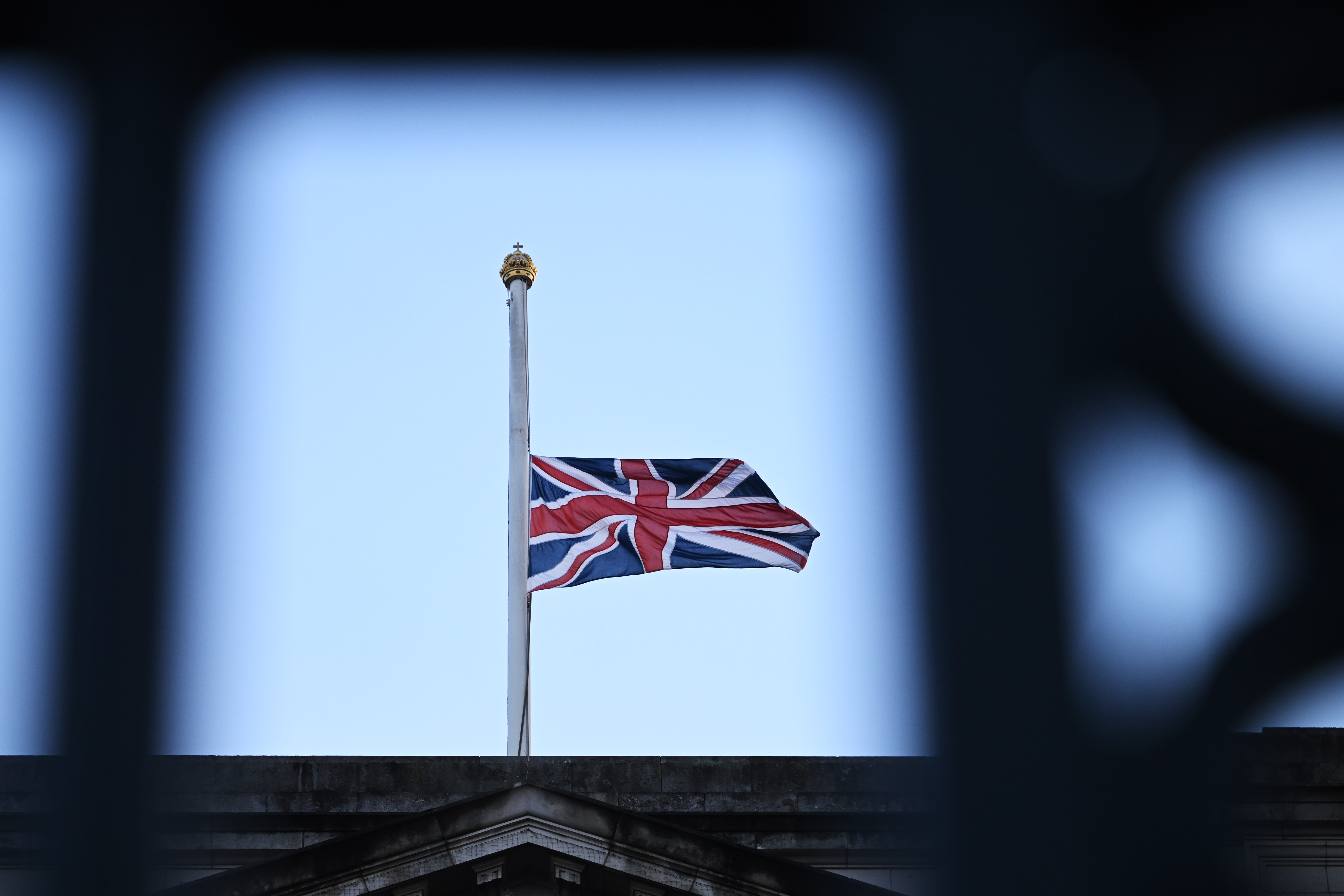 Königin Elizabeth II Gedenkflagge – 150x90 Cm, Schwarz-weiß Union Jack, Platin-Jubiläum & Trauer | Polyester Für Innen/Außen