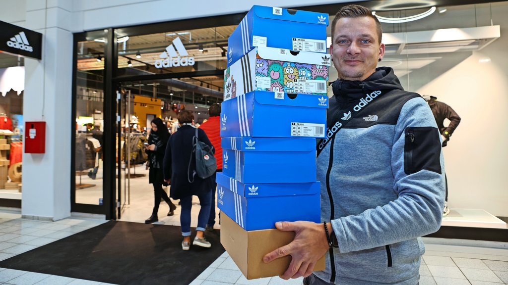 Situación Milagroso Nuez Ansturm auf neuen Adidas Store bei Rostock: Angebote warten auf Kunden