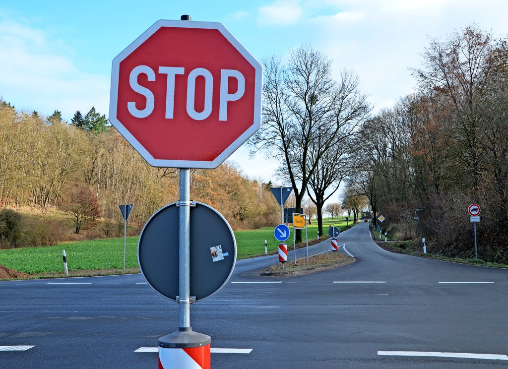 Stoppschild überfahren: Welche Folgen jetzt drohen