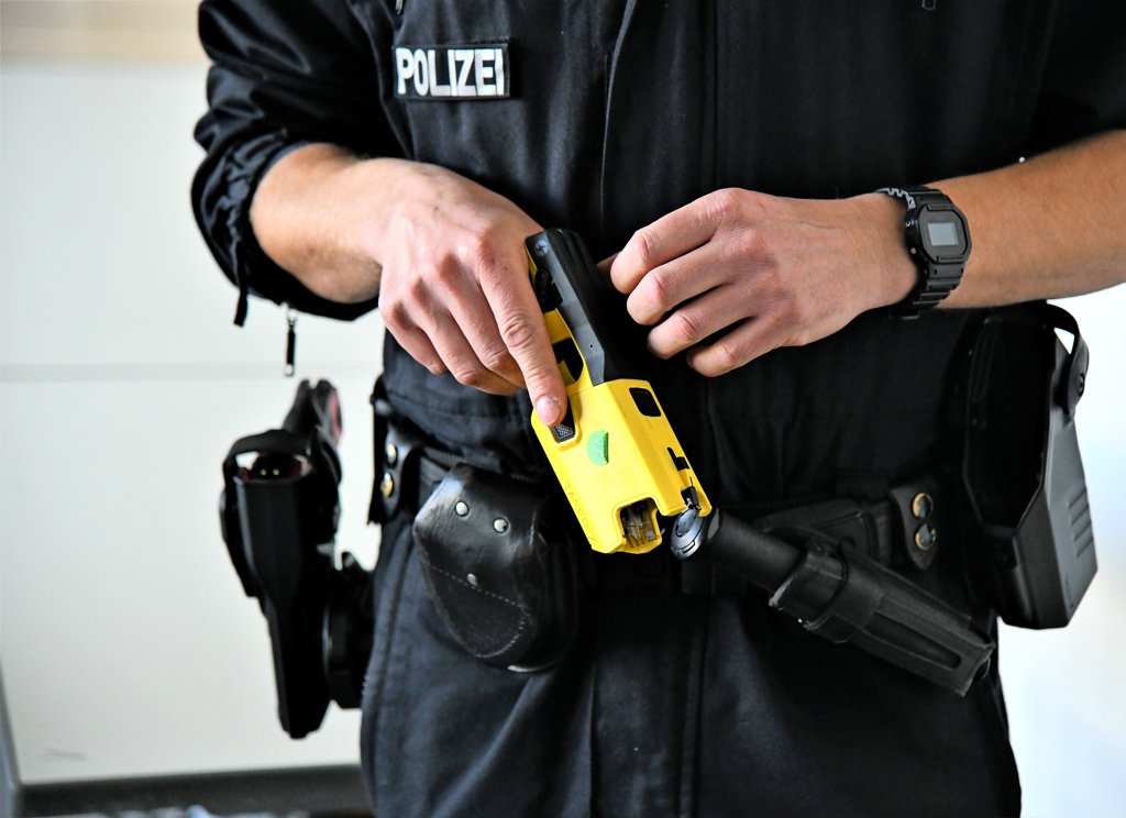 Brandenburgs Polizei testet Elektro-Taser: So viel Volt jagen die