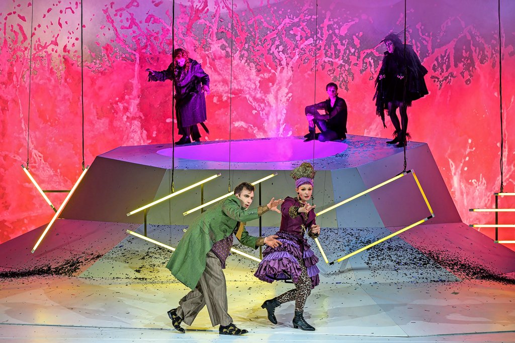 Yubka ostidagi shahvoniy külotlar, paypoqlar va taytlardagi egri figurali yosh ayollar Yalangoch ayollar porno rasmlar