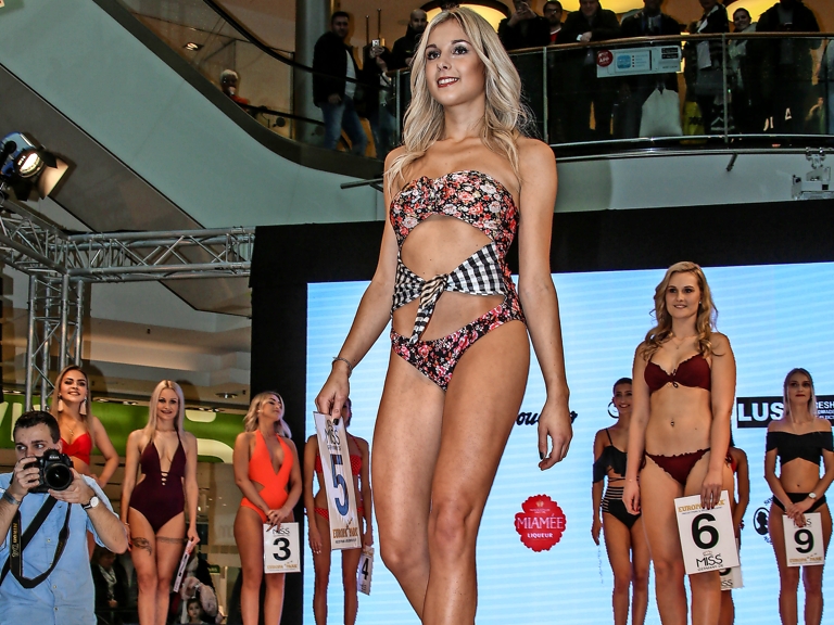 Erkaklar ayollar kiyimida sikishadi Alexandra Stan bilan porno