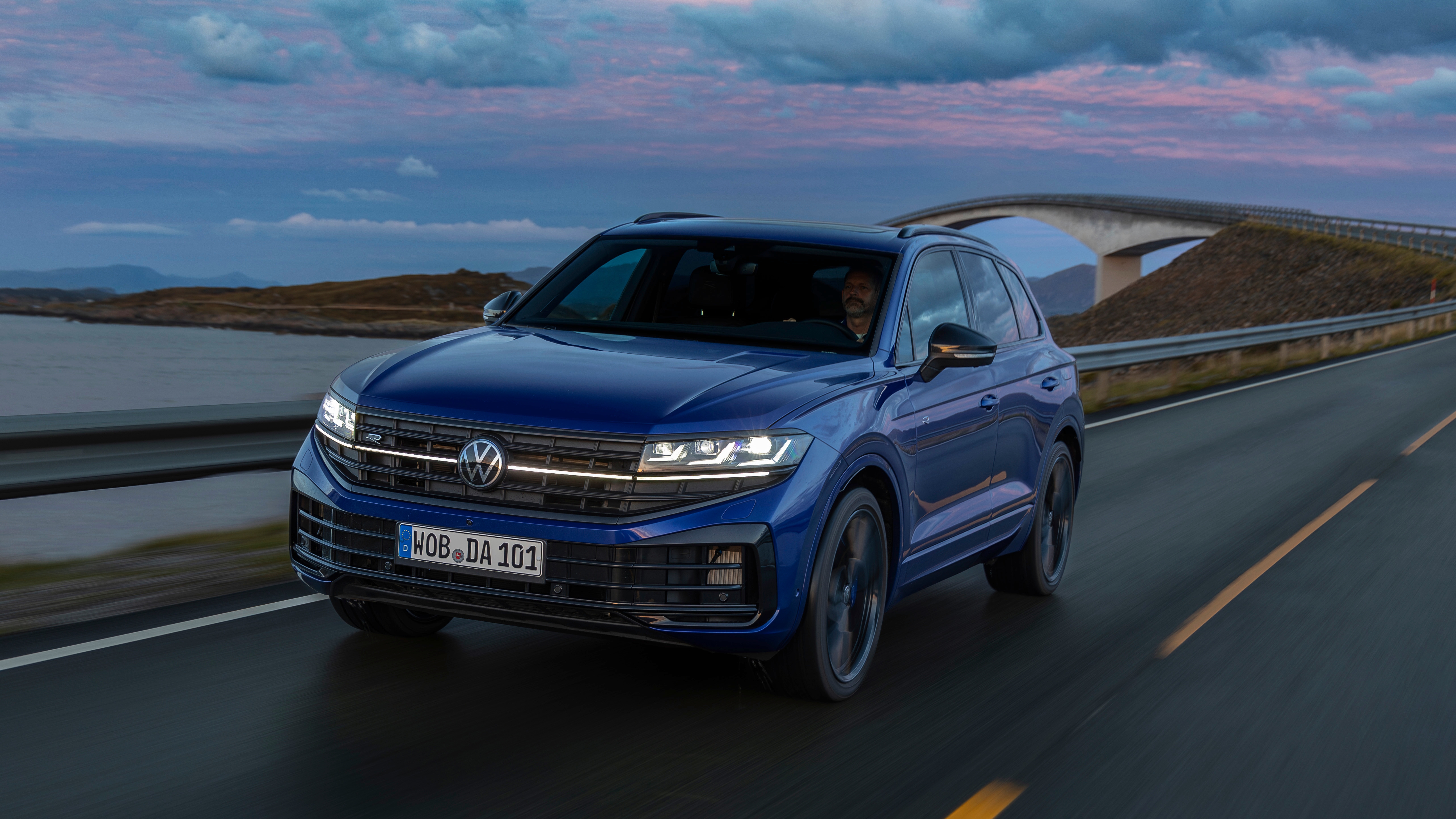VW Touareg R im Test: Mit Hightech-Fahrvergnügen durchs Land der Trolle