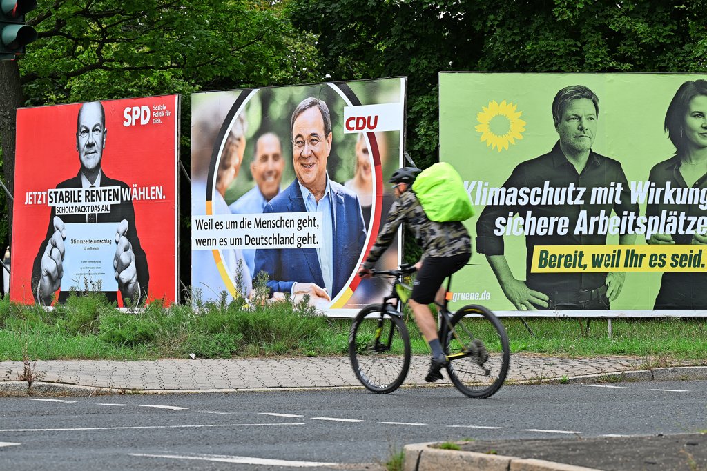 19 jähriger afghane tritt 56 jährige frau vom fahrrad