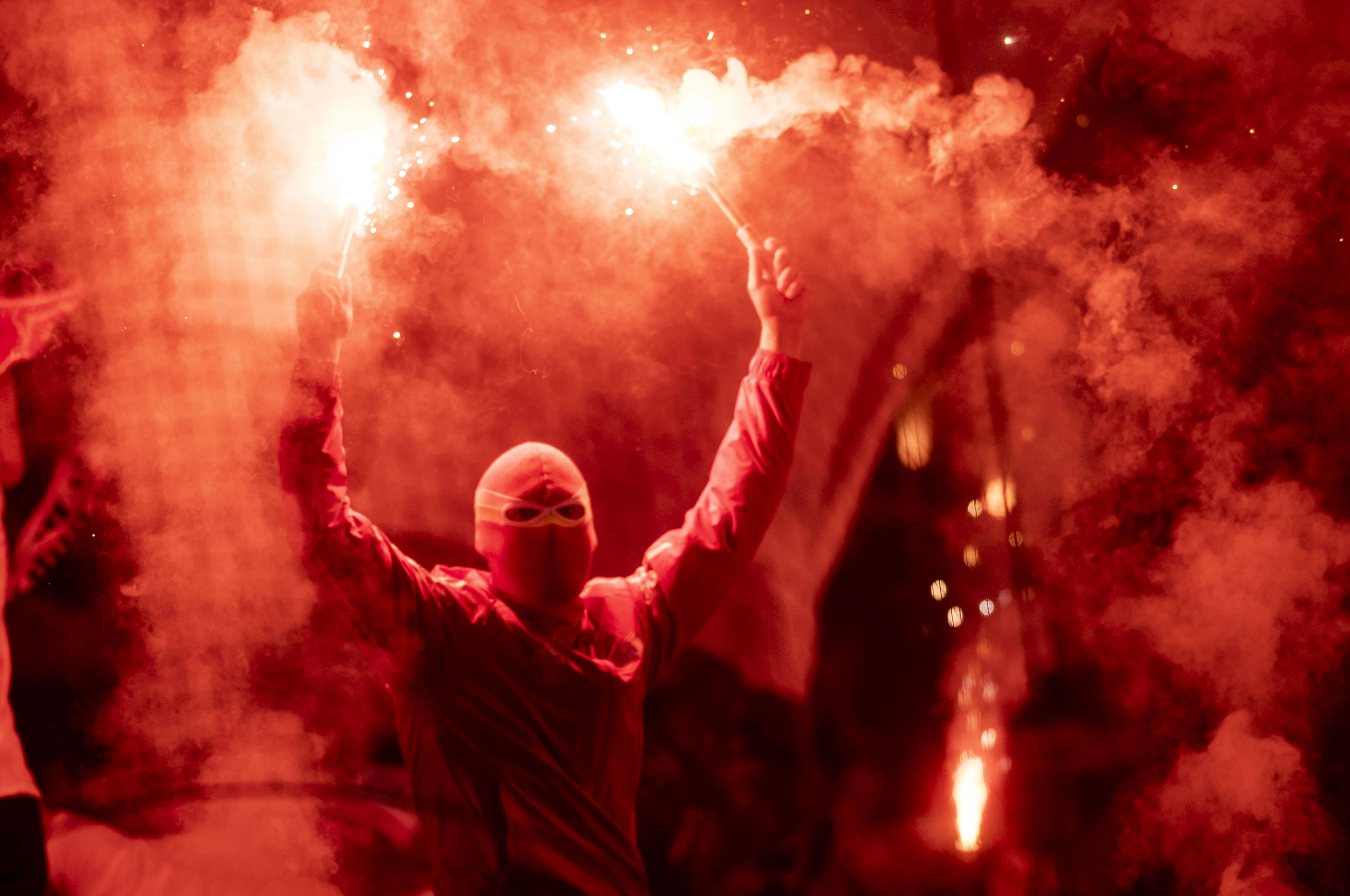 Bengalos und Pyros im Stadion: Erlauben, kontrollieren oder verbieten? Ein  Kommentar