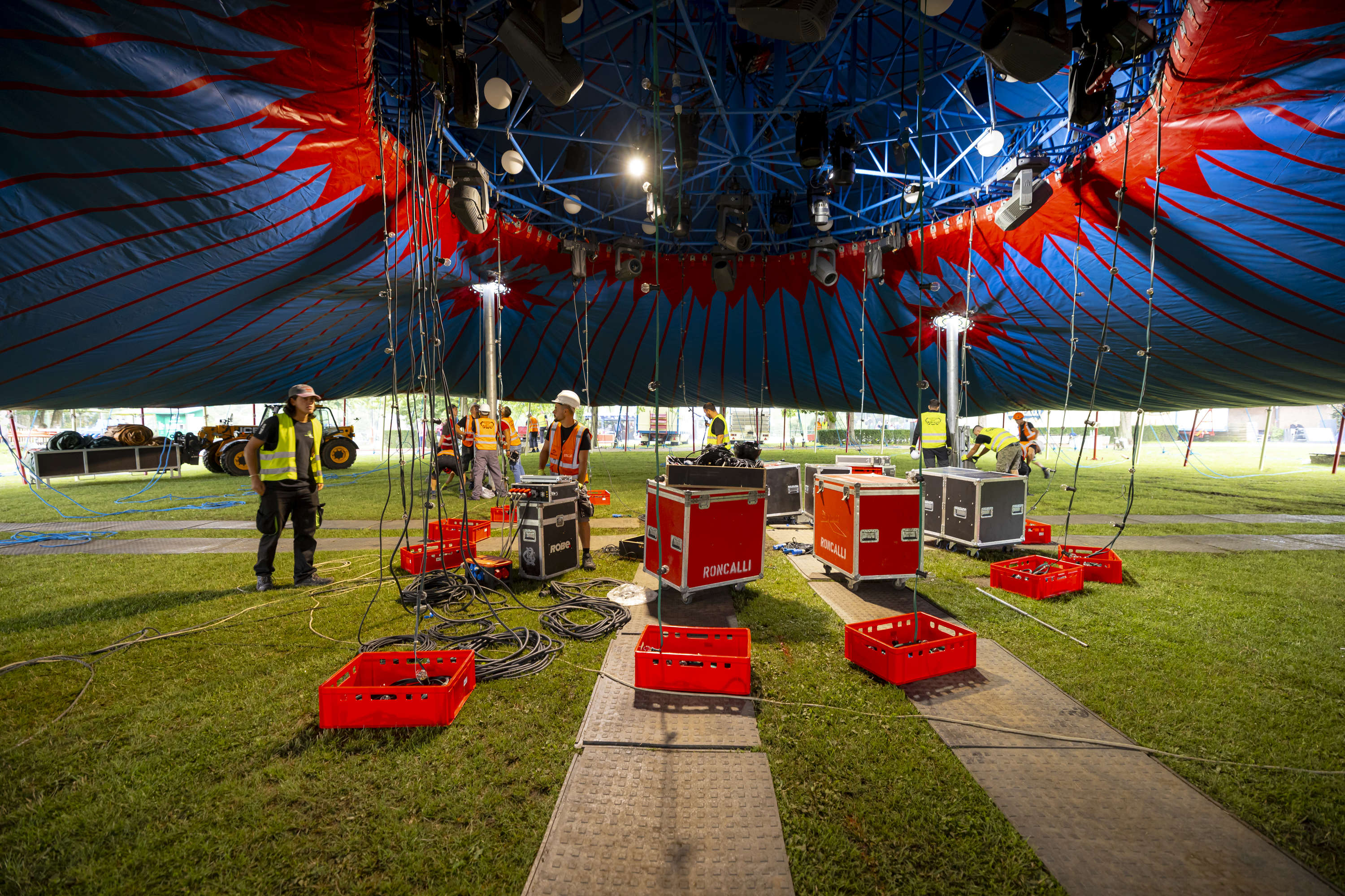 Zirkus Roncalli in Lbeck: Aufbau des Zirkuszeltes trotz Regens gemeistert