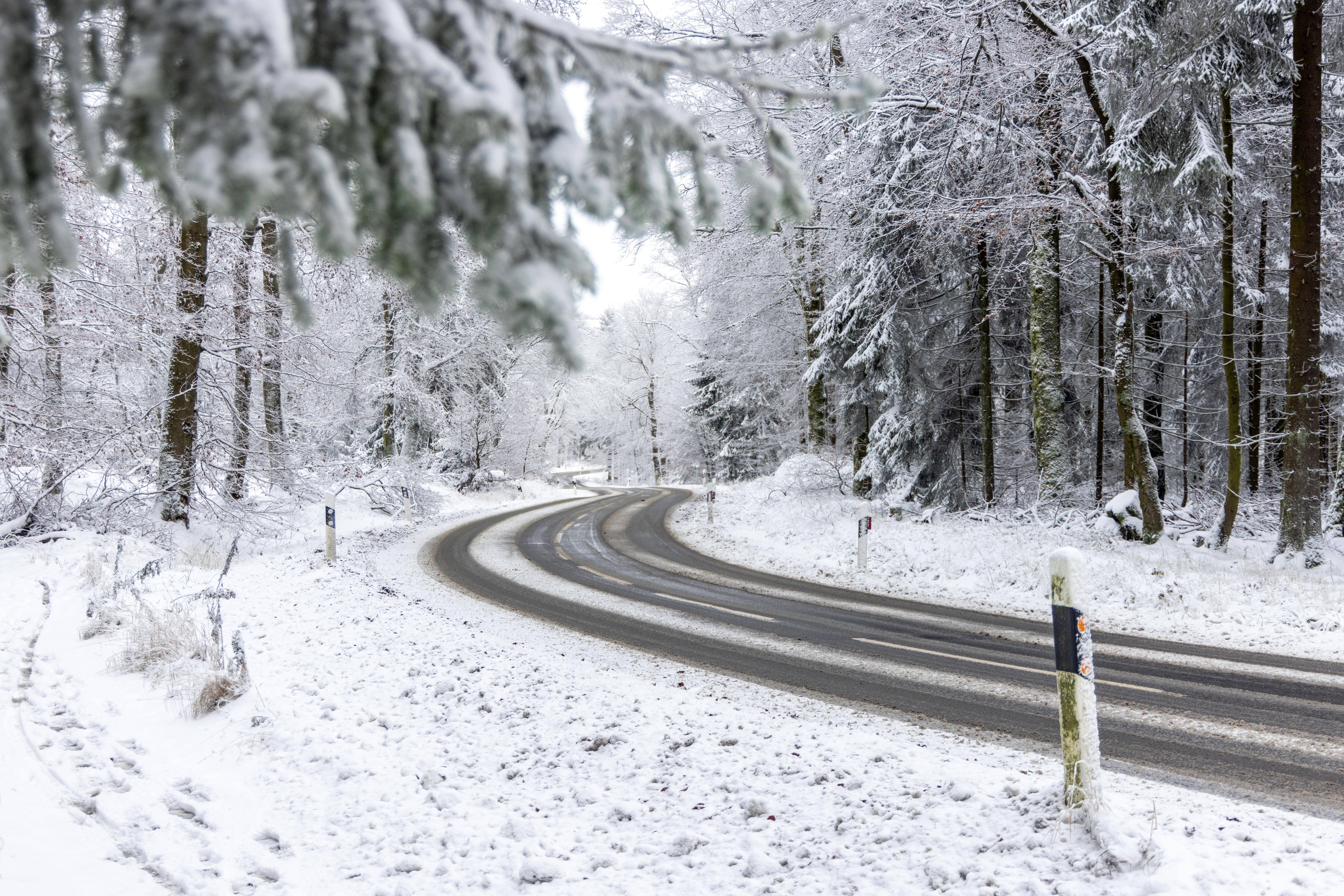 Winterwetter: Schnee und Glätte sorgen für Verkehrsunfälle auf deutschen  Straßen