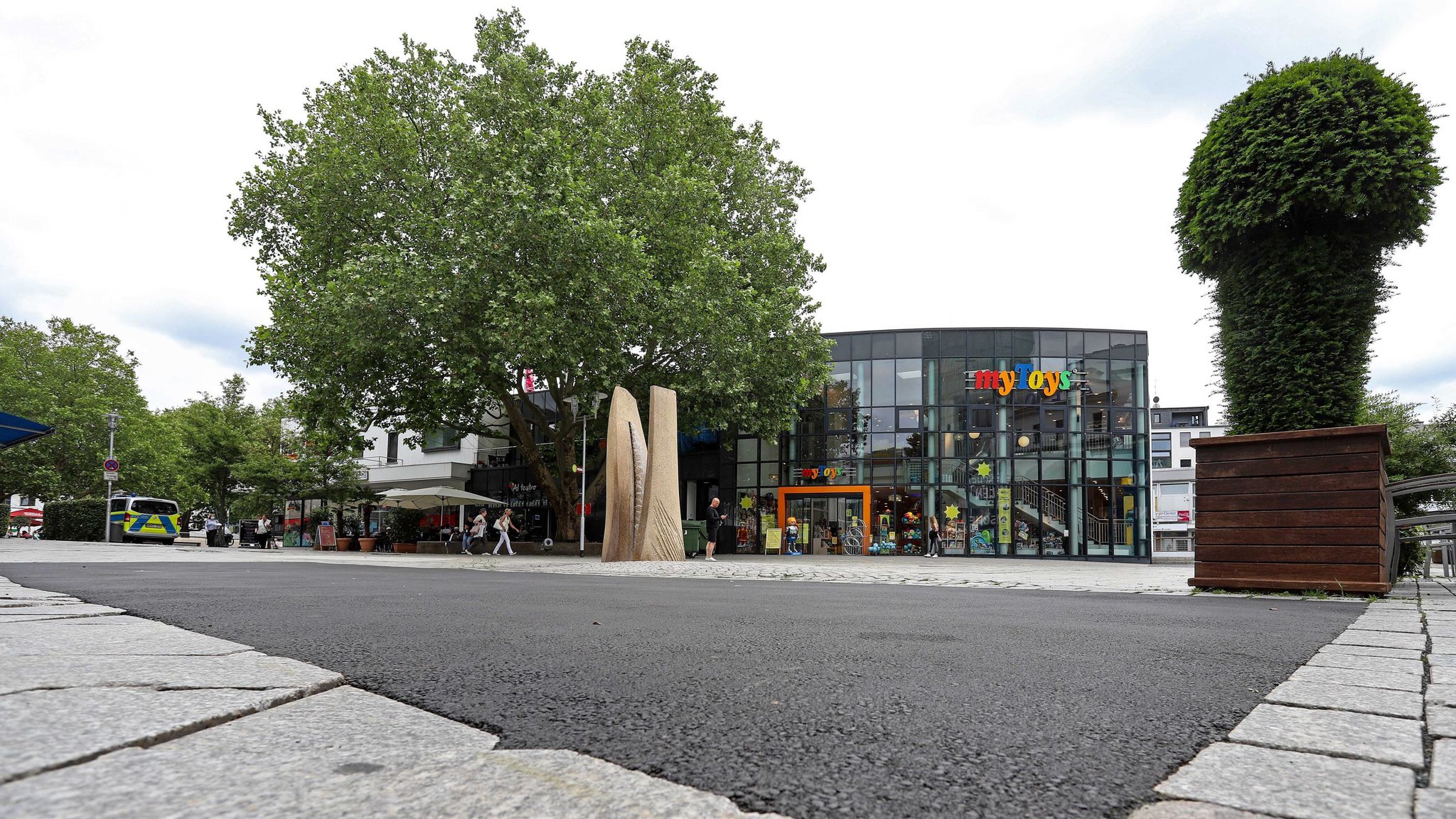 Gefahr im Verzug am Jakob-Scheiner-Platz: Asphalt ersetzt Steinplatten