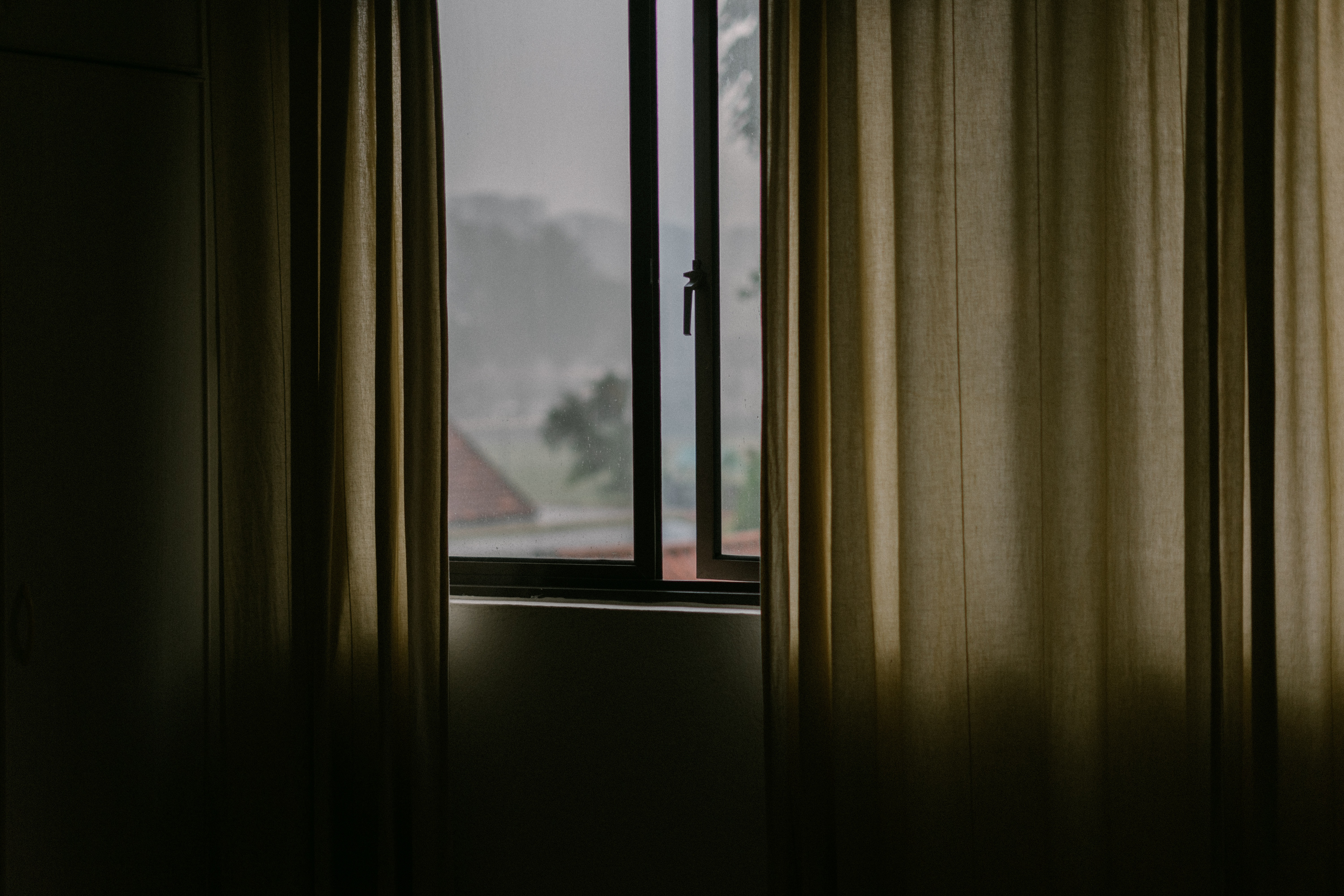 Beschlagene Fenster am Morgen: Was kann man gegen Kondenswasser tun?