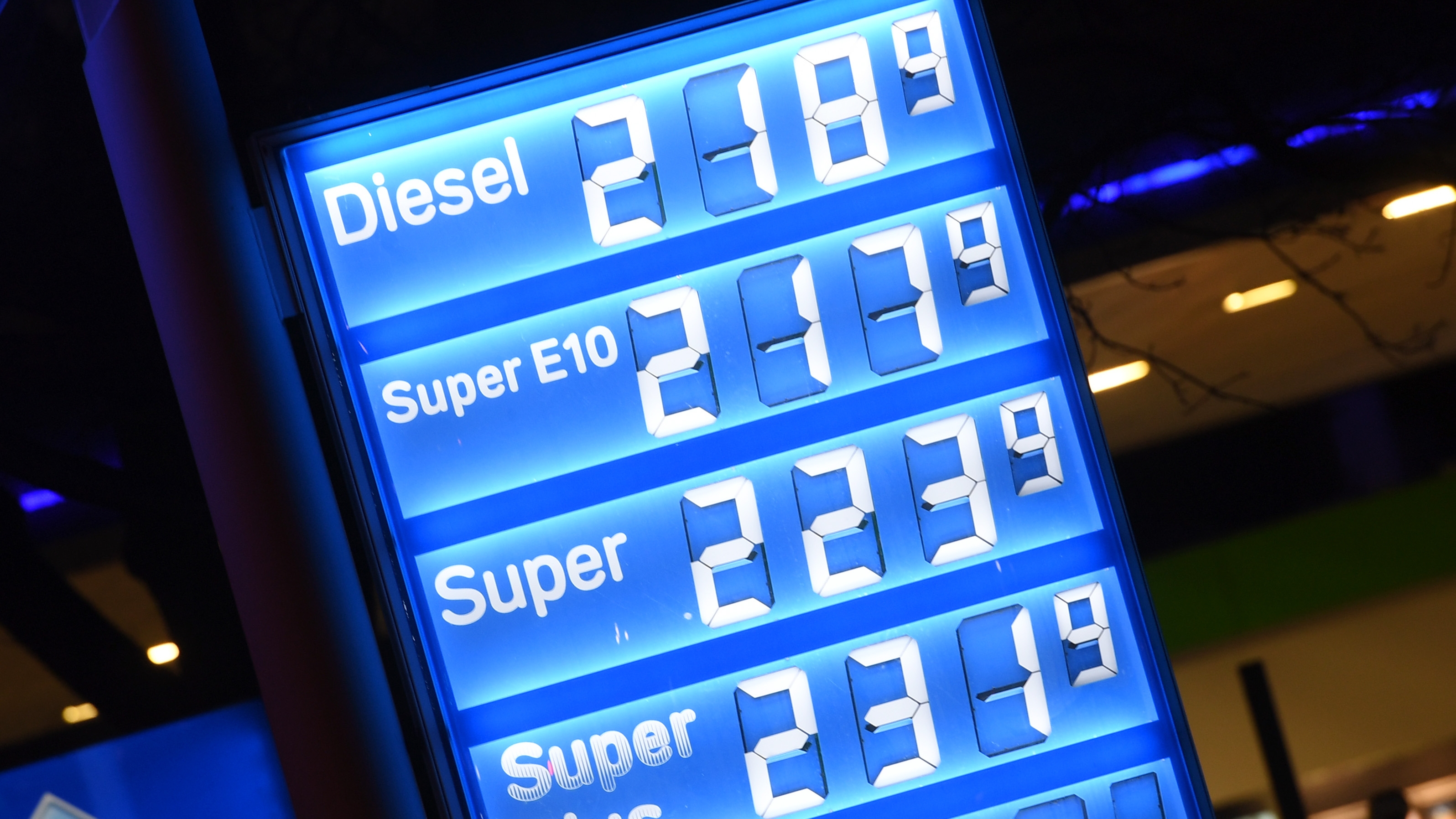 Mehr als 2 Euro für Benzin und Diesel: Spritpreise steigen durch