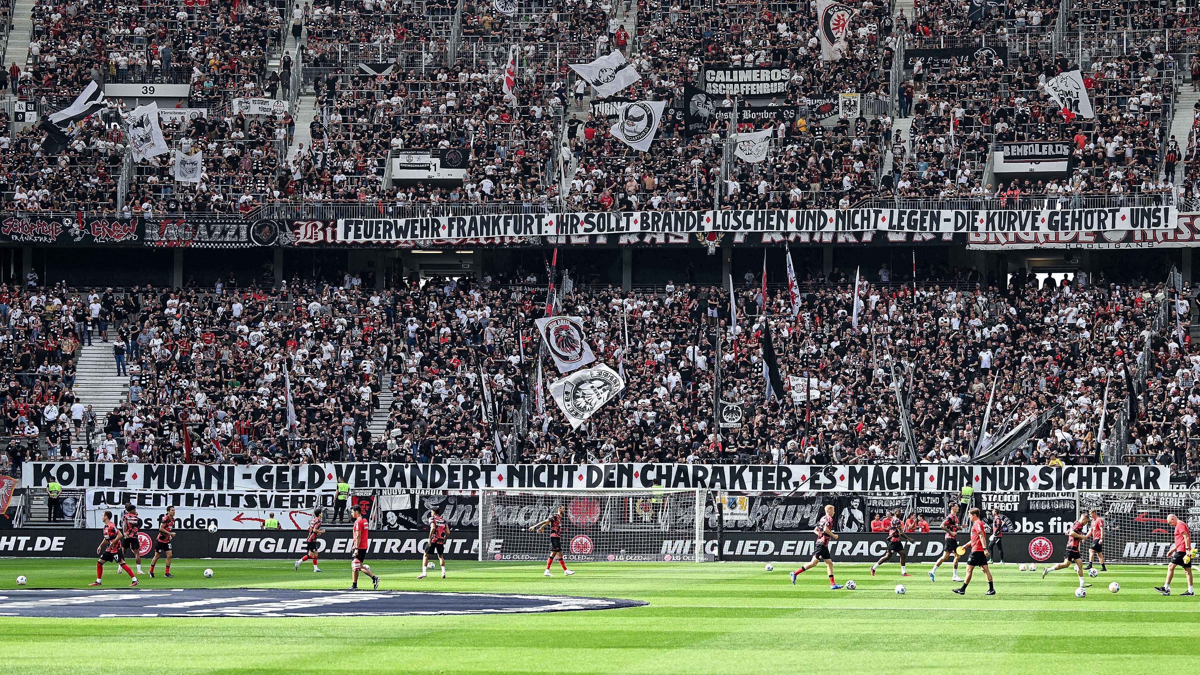 Eintracht Frankfurt Fans schimpfen auf Banner über Kolo Muani