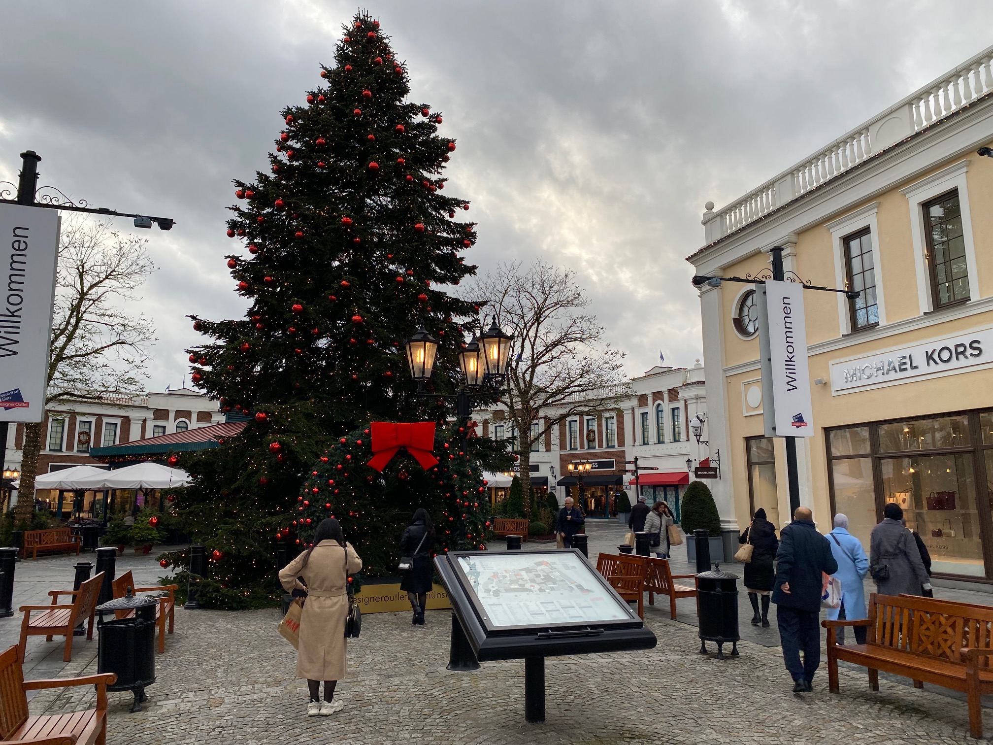 Designer Outlet Neumünster: Lichterparade, Wunschbaum und längere Öffnungszeiten