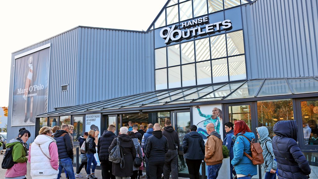 Situación Milagroso Nuez Ansturm auf neuen Adidas Store bei Rostock: Angebote warten auf Kunden