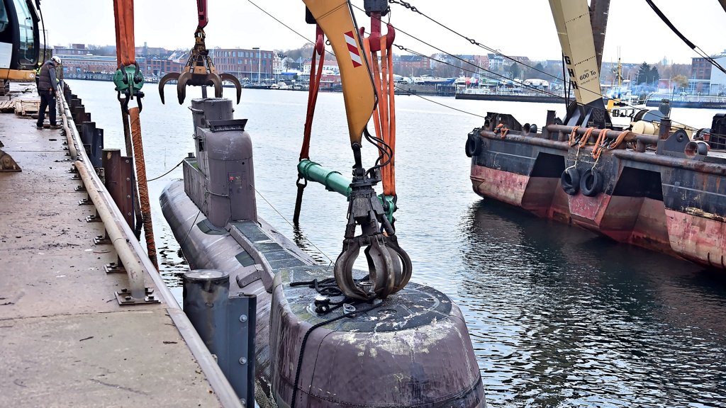 U-Boot „U 16“ mit Schwimmkran in Kiel zum Schrotthandel gebracht