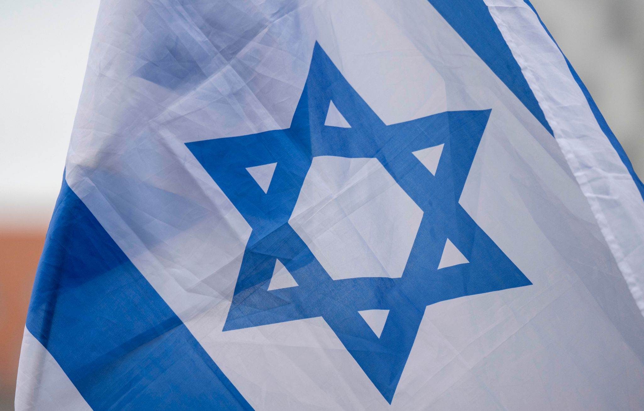 Israel-Flagge in Hanau geklaut und angezündet: Verdächtiger ermittelt