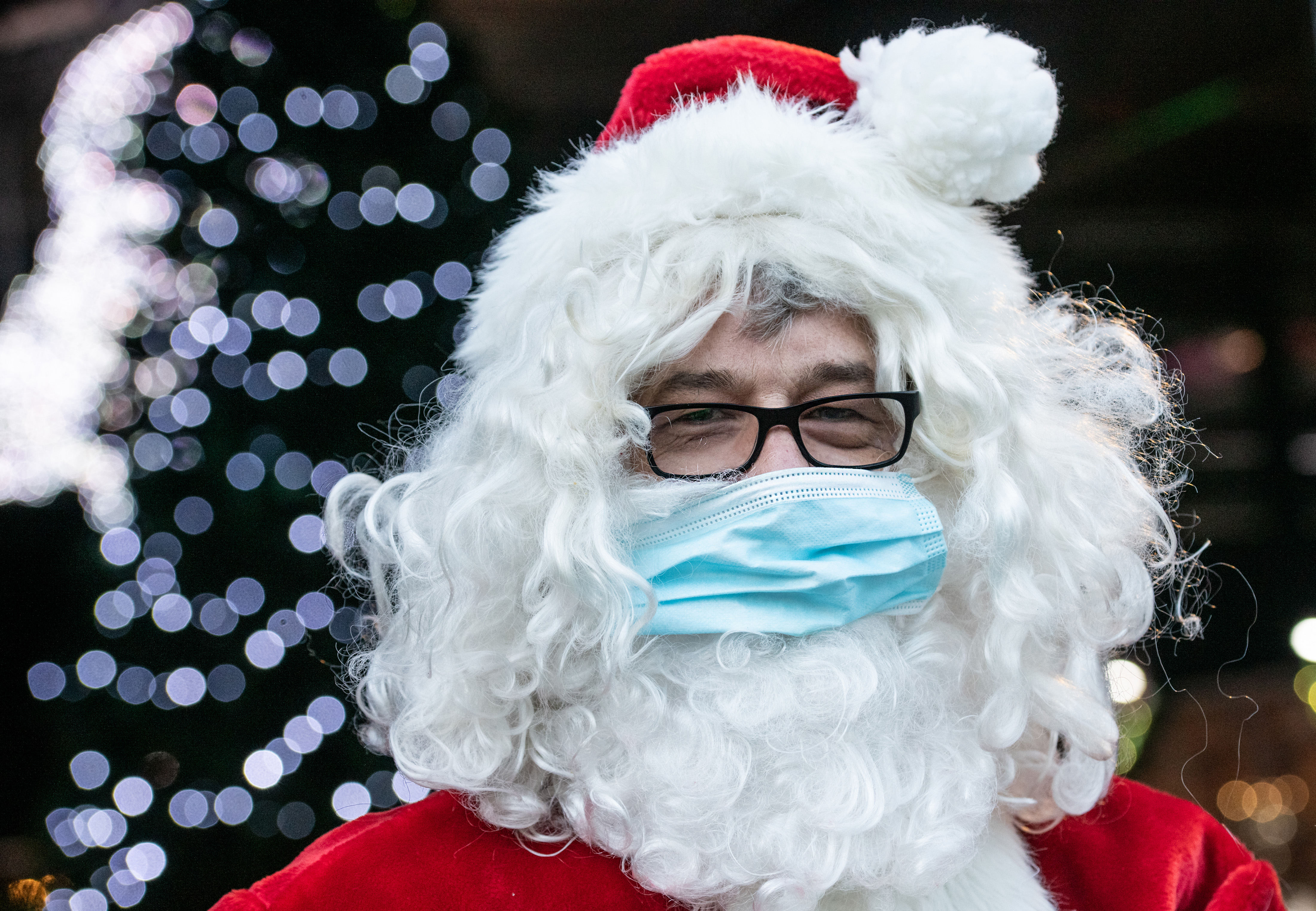 Betrunkene Frau in Santa Claus Kostüm mit alkohol