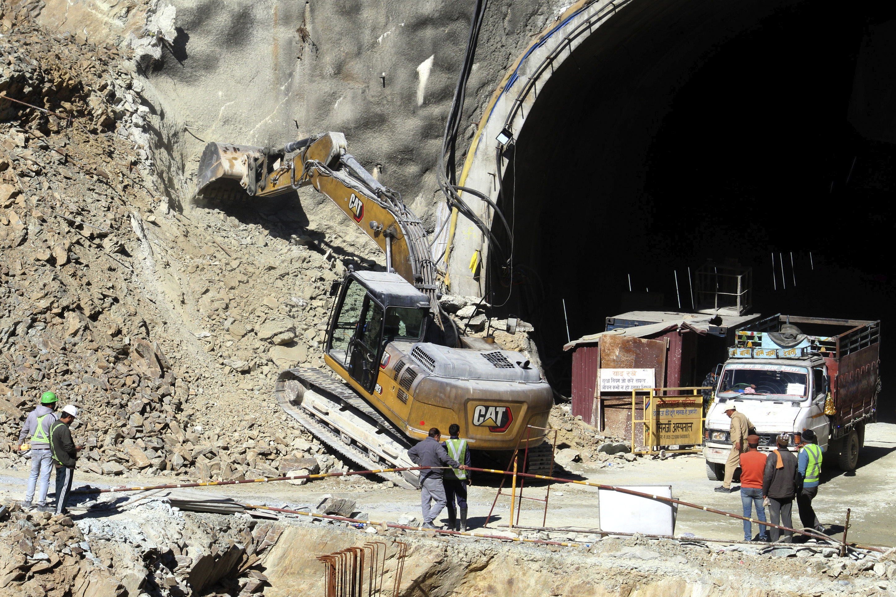 Tunneleinsturz in Indien: Eingeschlossene Arbeiter sollen händisch  ausgegraben werden