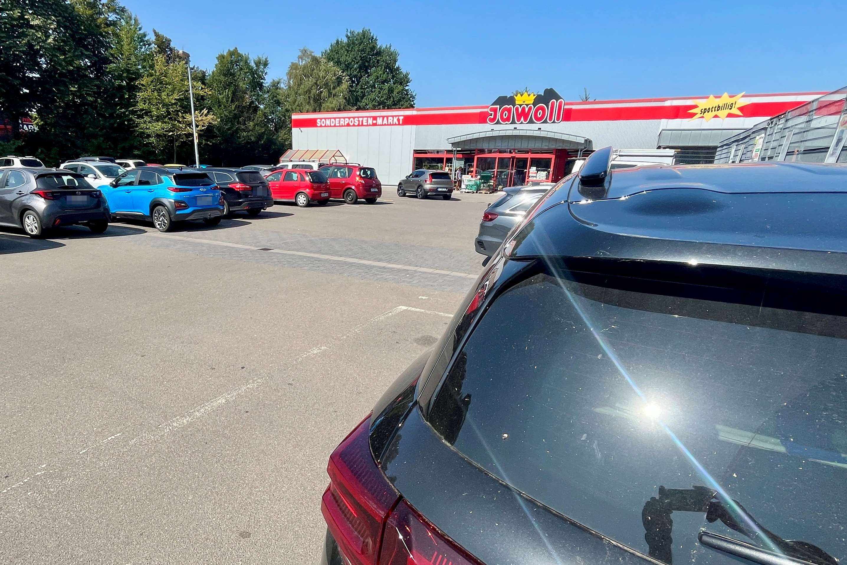 Hund im Auto zurückgelassen: Feuerwehr rückt zum Nienburger „Jawoll“-Markt aus