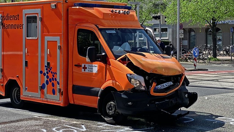 Hannover-Döhren: Rettungswagen auf Einsatzfahrt verunglückt