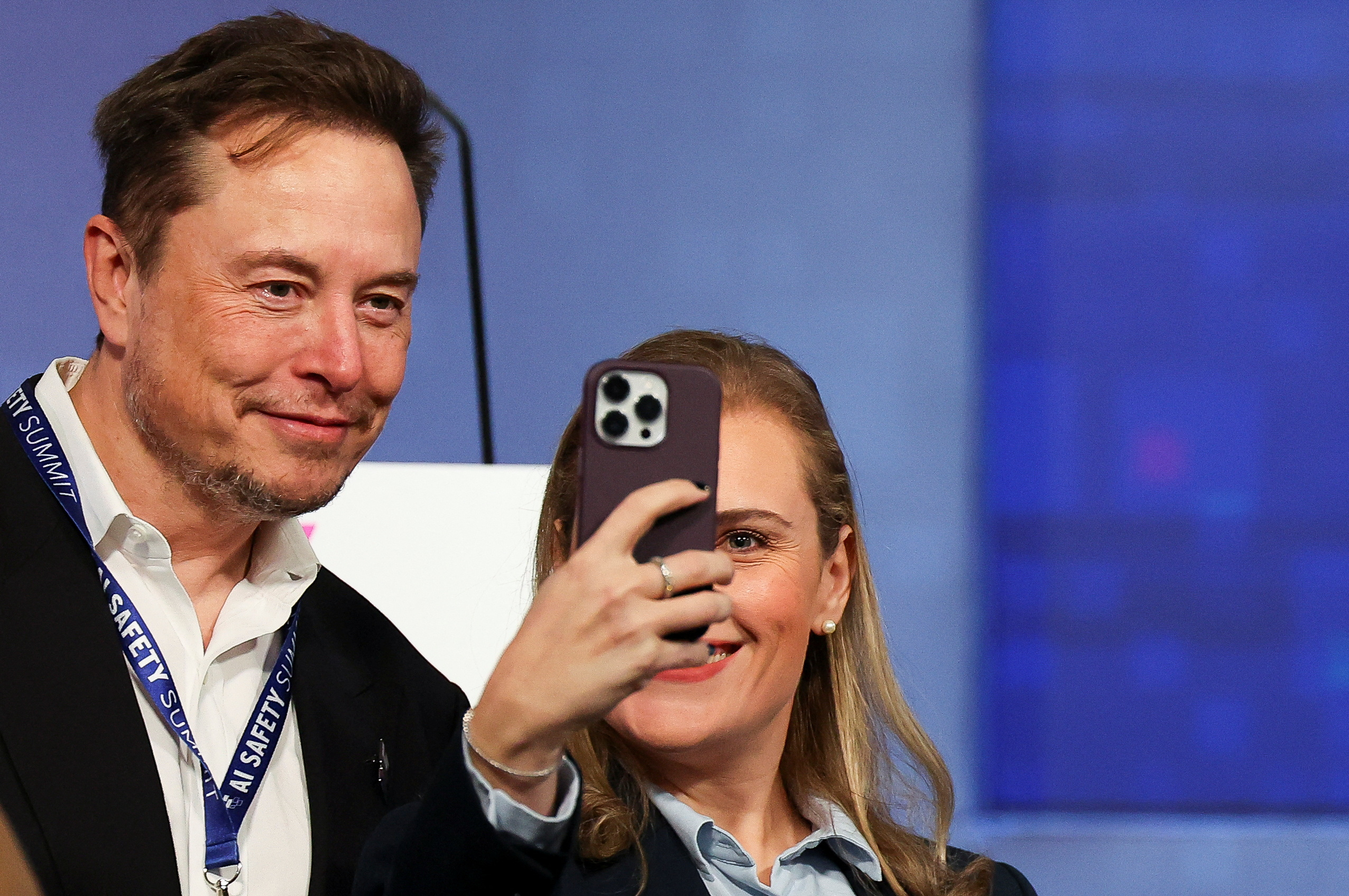 Grok: Elon Musk stellt eigenen KI-Chatbot vor