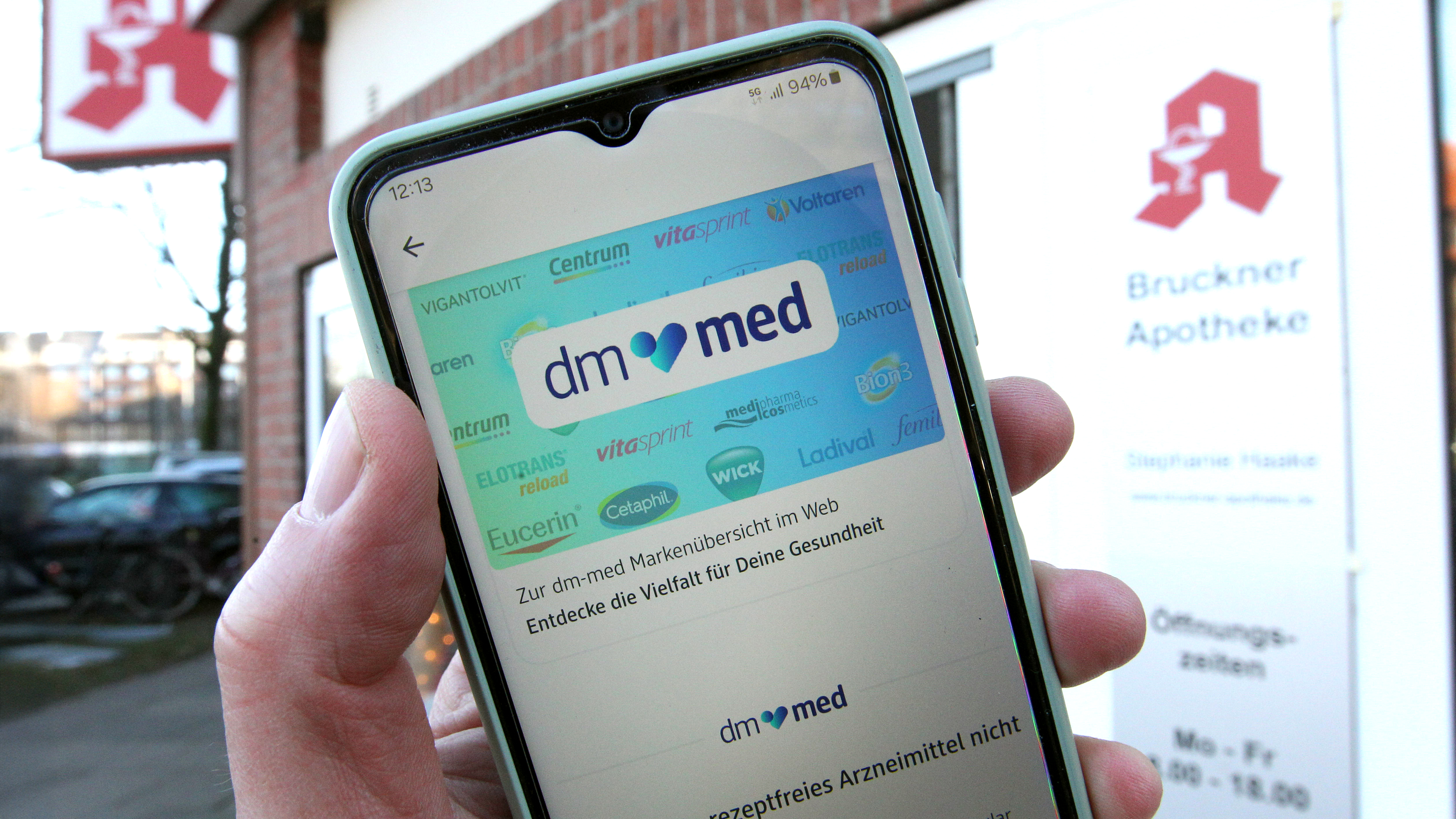 Klage gegen dm: Darf eine Drogerie rezeptfreie Medikamente verkaufen?