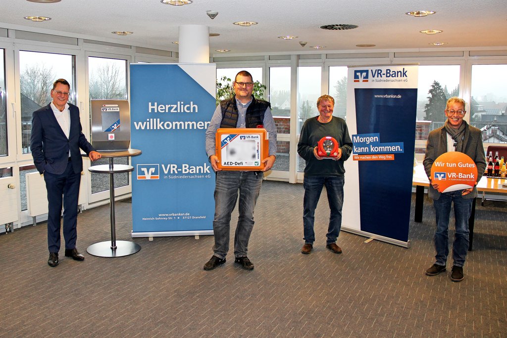 VR-Bank spendet 15 Defibrillatoren an Vereine im Landkreis