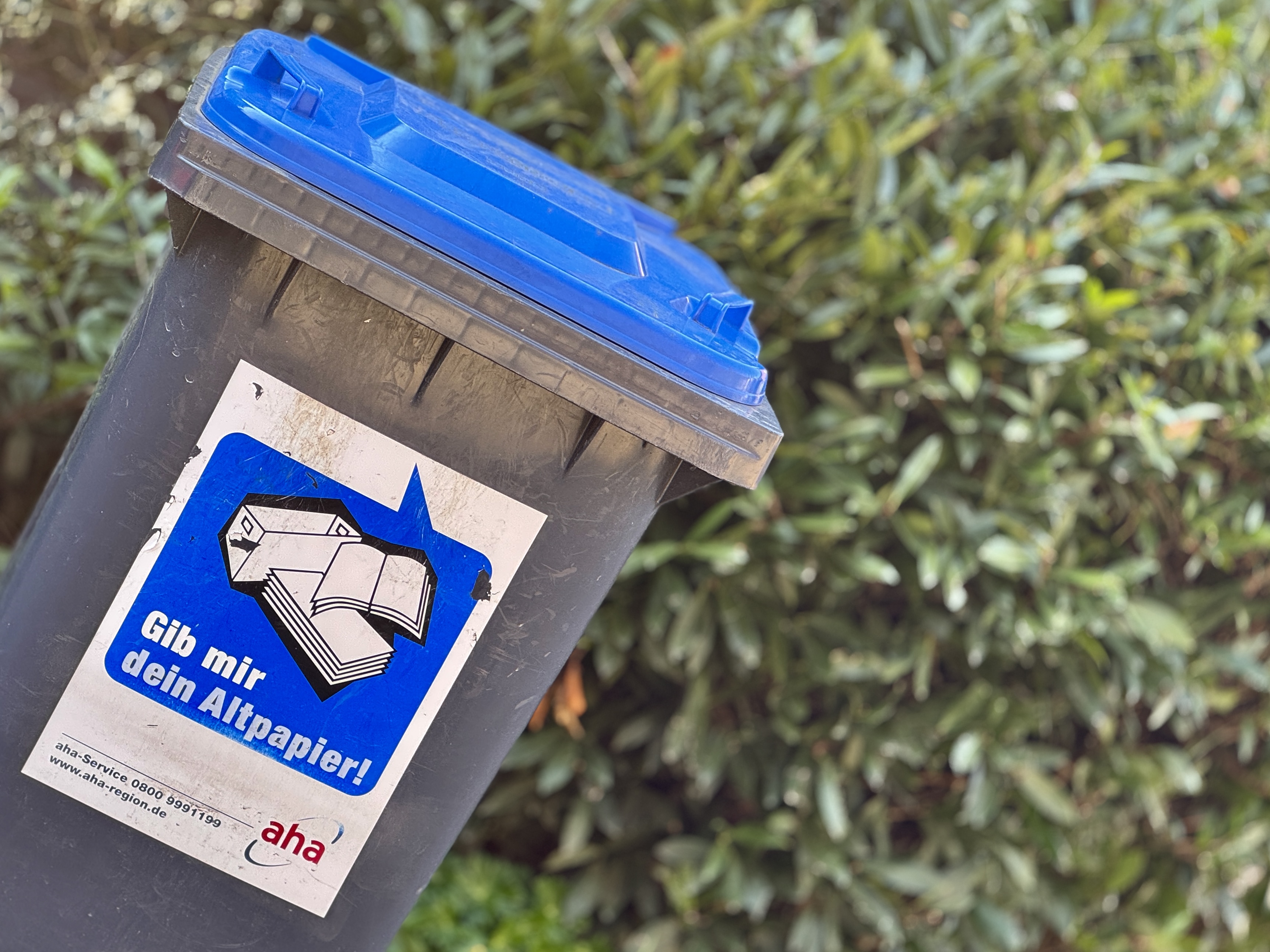 Blaue Tonne