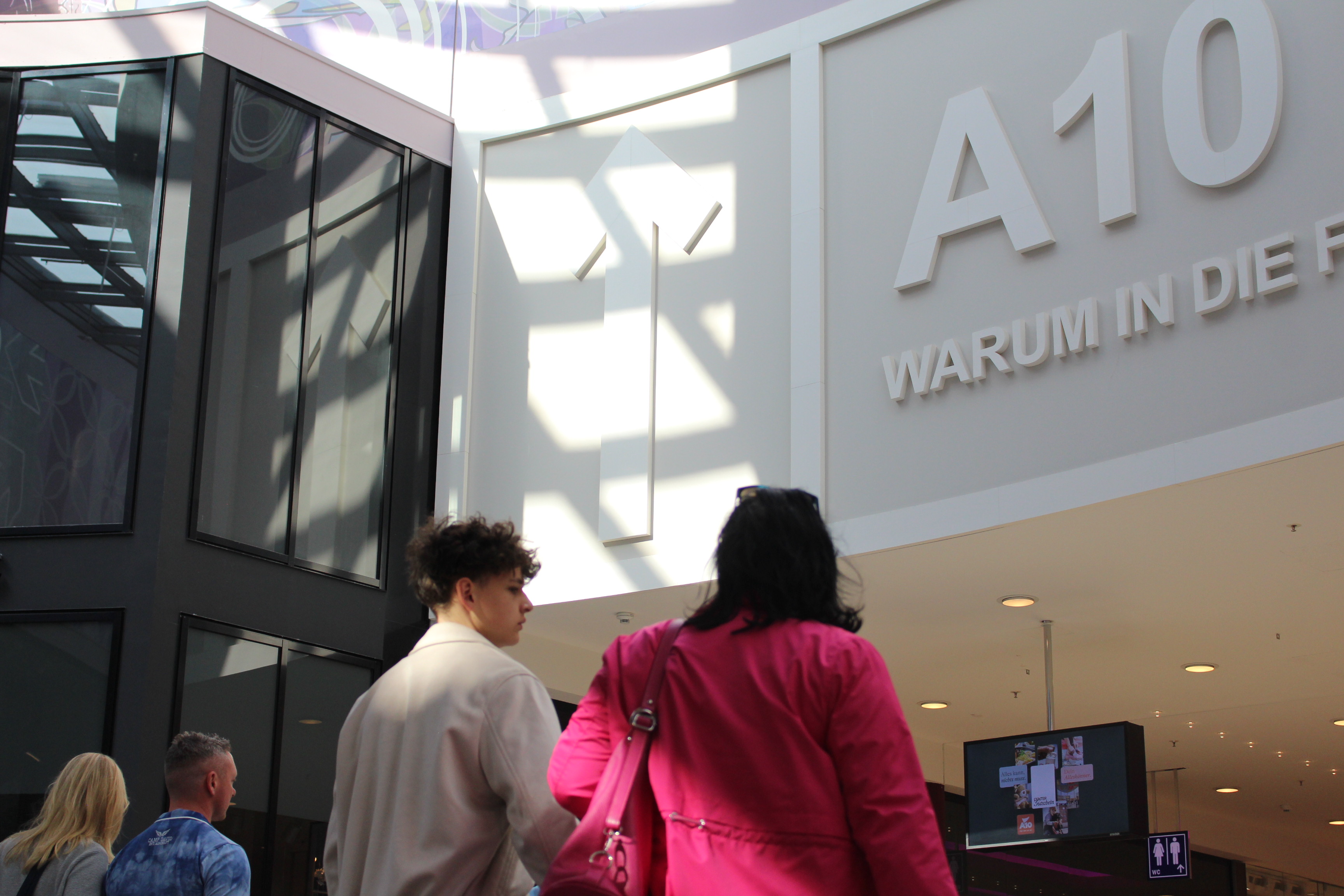 Wildau: Berliner gehen am Weltfrauentag, März, shoppen im A10