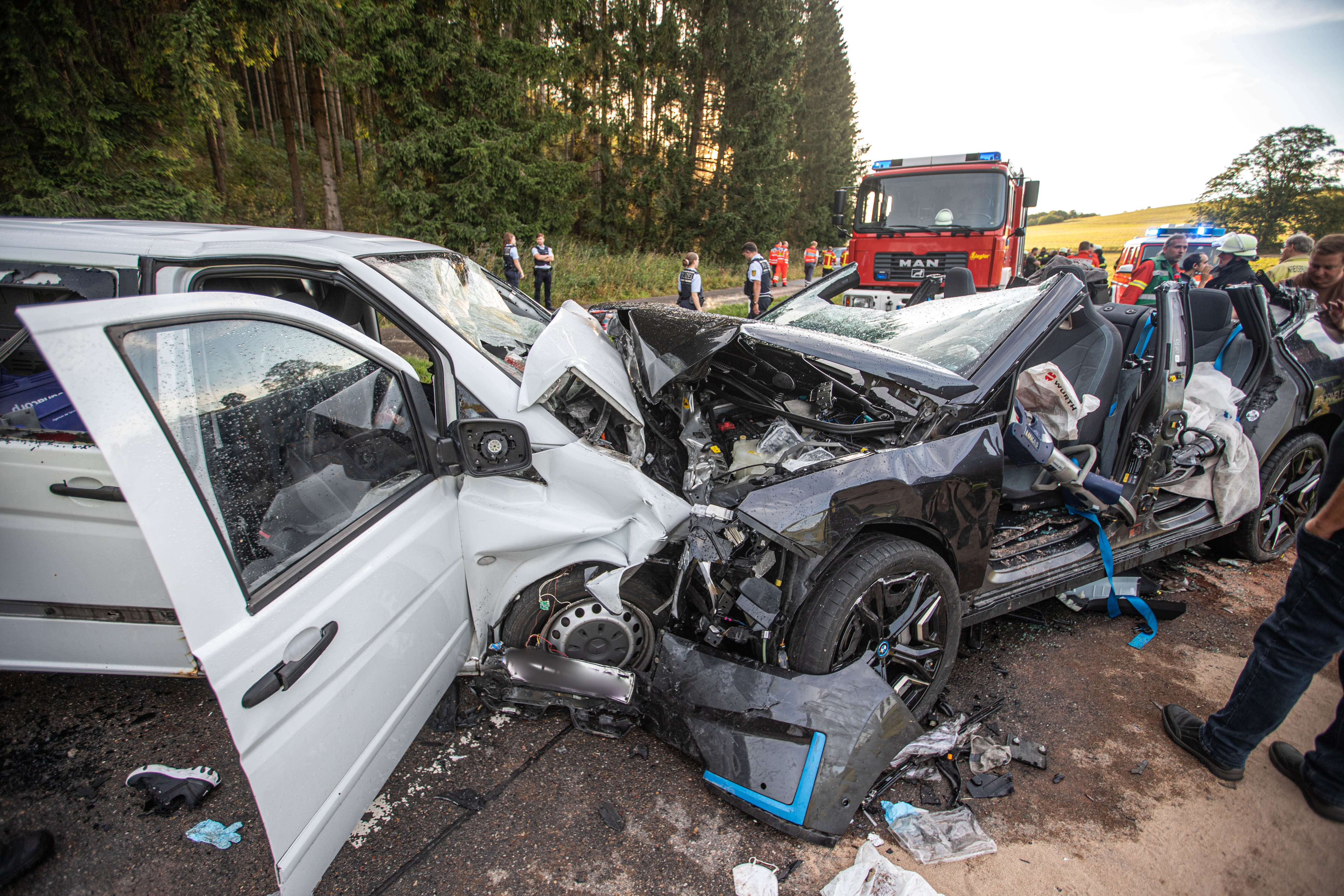 Beifahrerin will Fahrer korrigieren: Unfall auf A8 - Baden