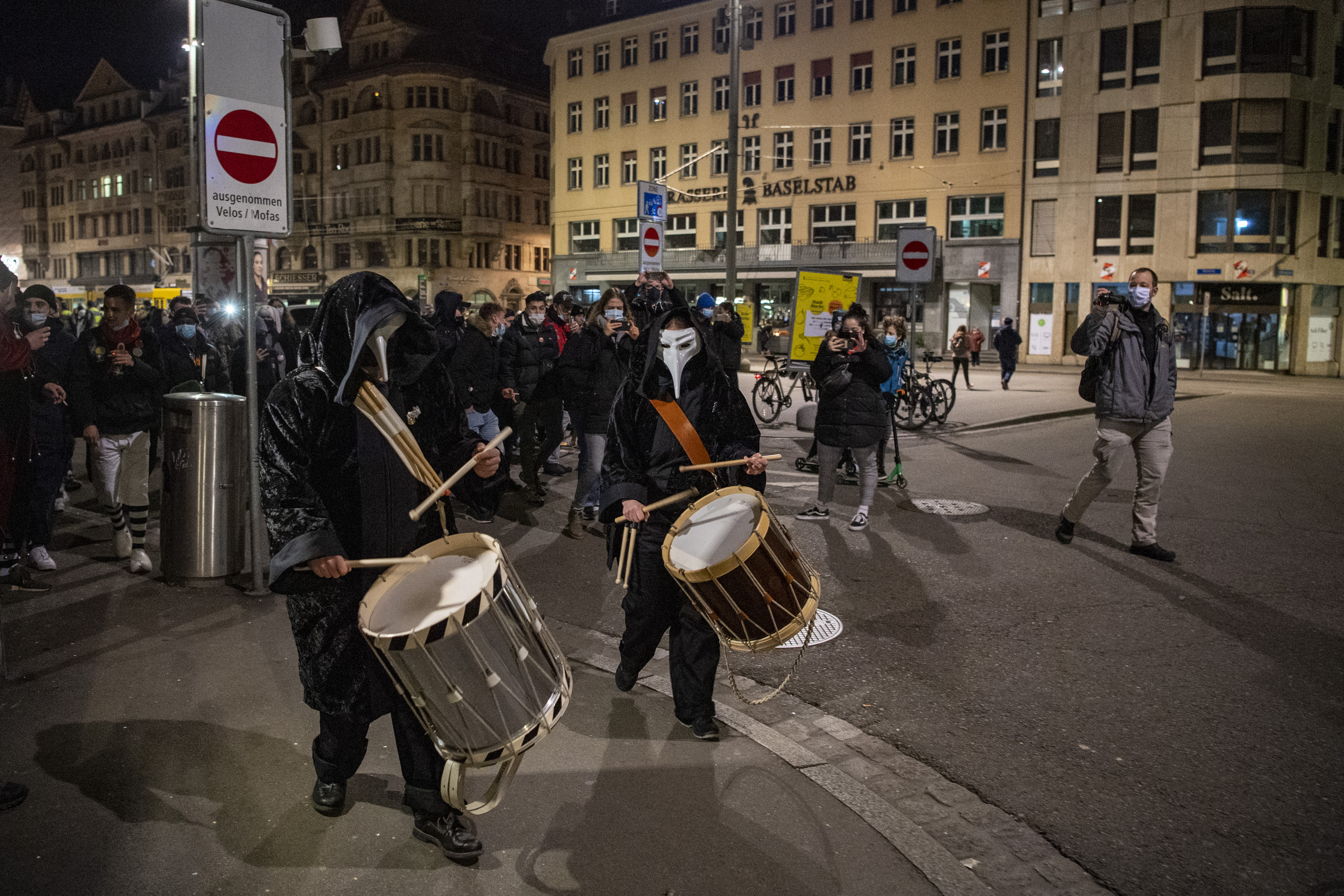 Trotz Absage Hunderte treffen sich zum eigentlichen Start der