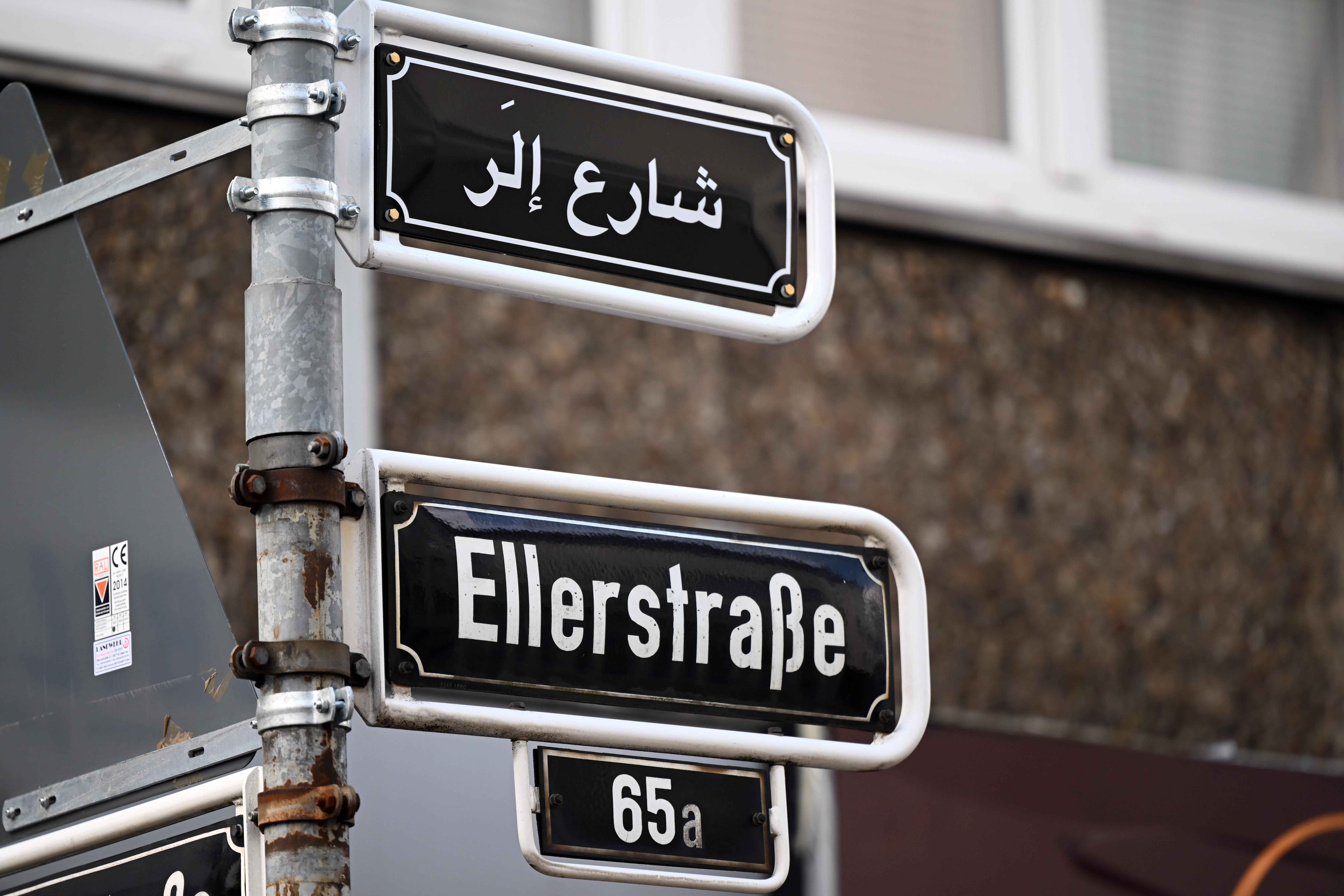 Düsseldorf: Straßenschild in arabischer Schrift überklebt –  Rechtsextremisten im Verdacht