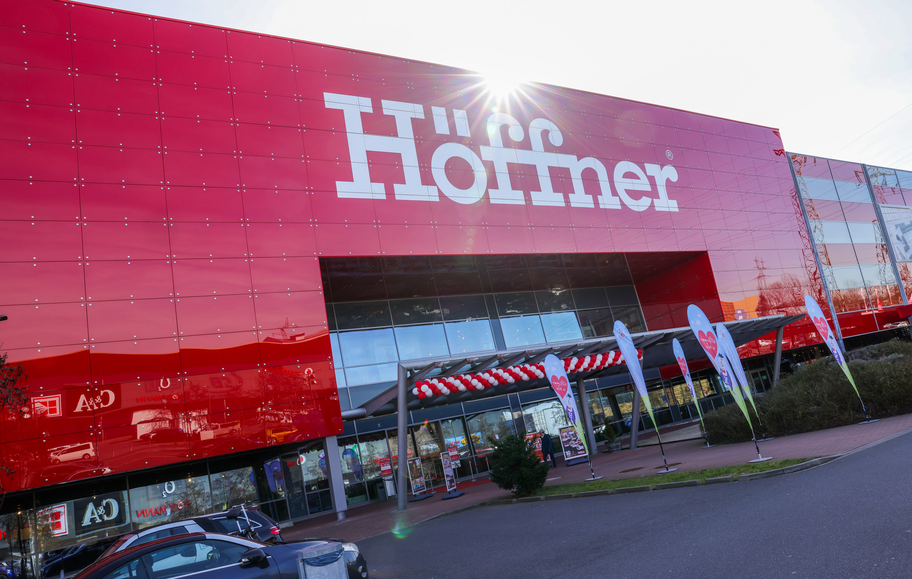 Hannover: Möbel Höffner in Altwarmbüchen wirbt um Kunden zum 10. Geburtstag