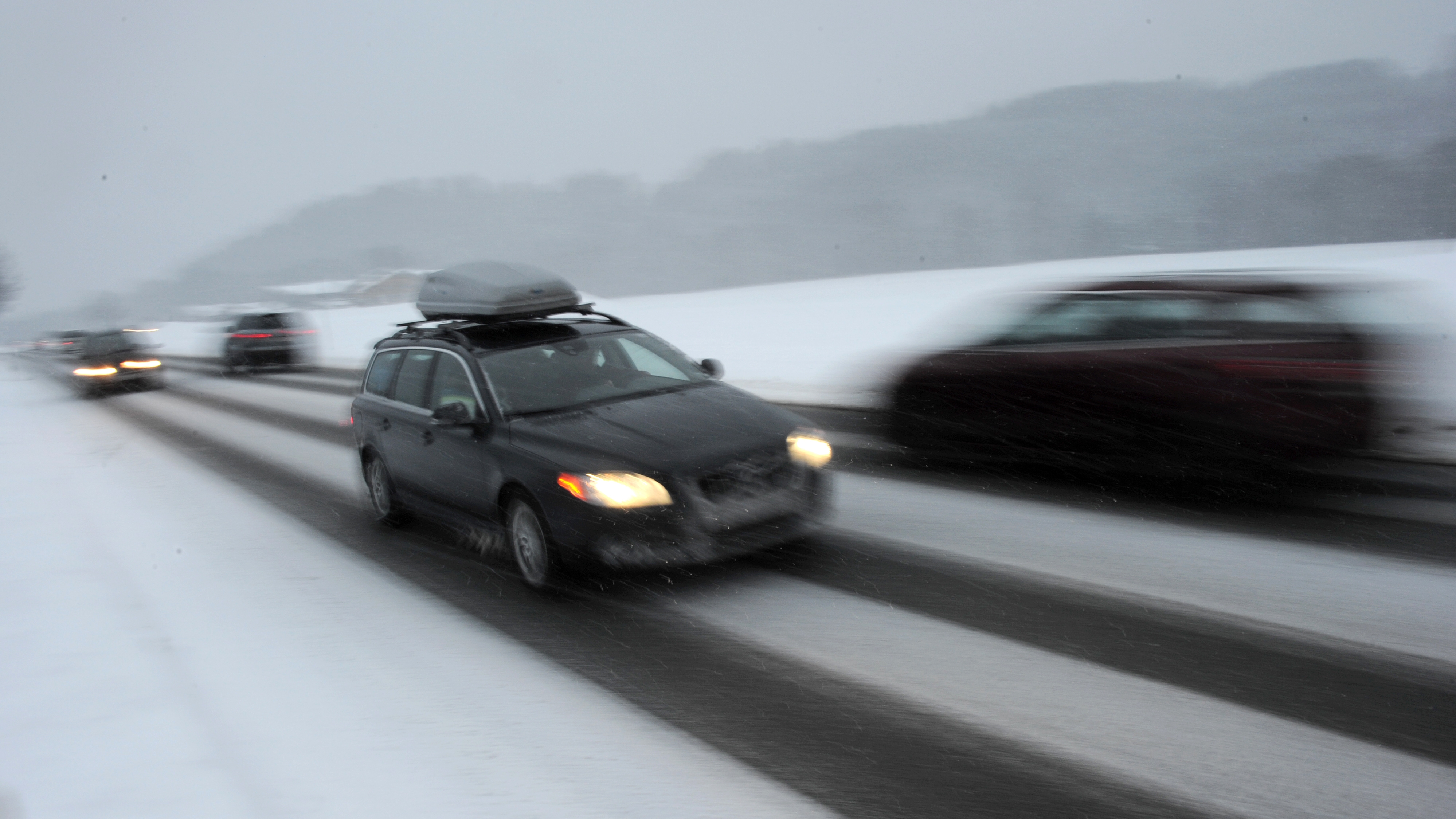 Winterurlaub mit Auto: Richtig packen und den Wagen kältefit machen