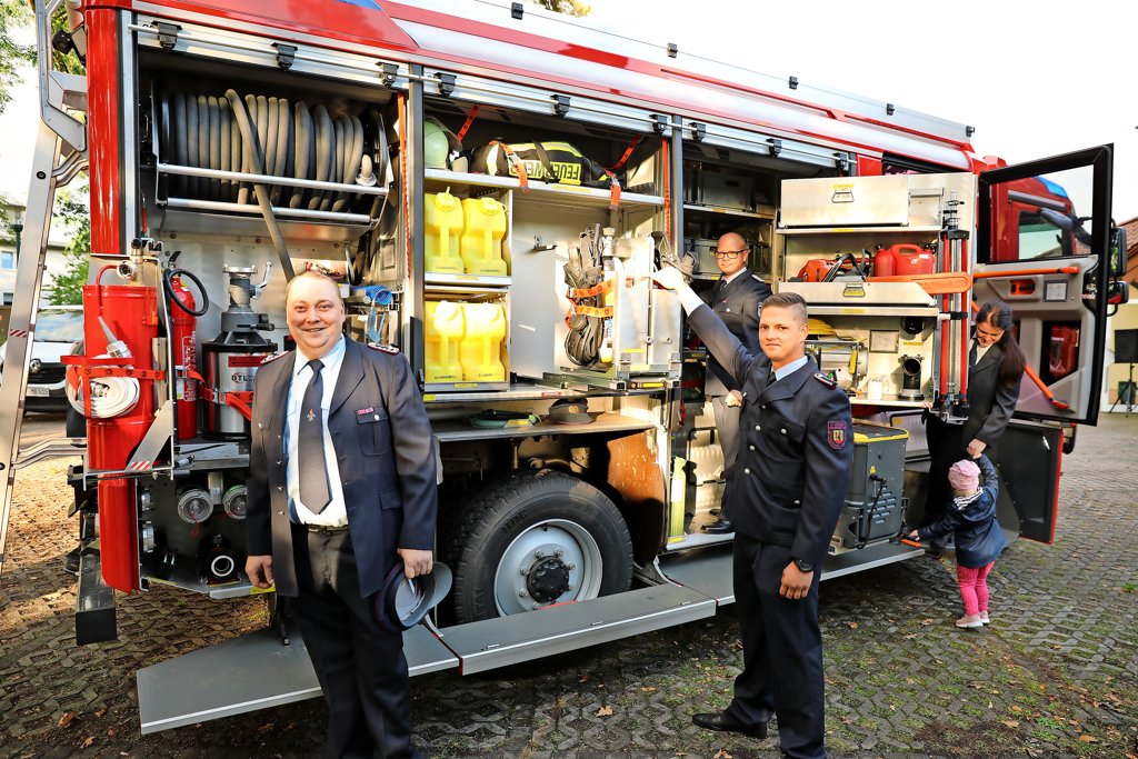 Neues Fahrzeug für Feuerwehrleute in Löwenberg sorgt für glänzende