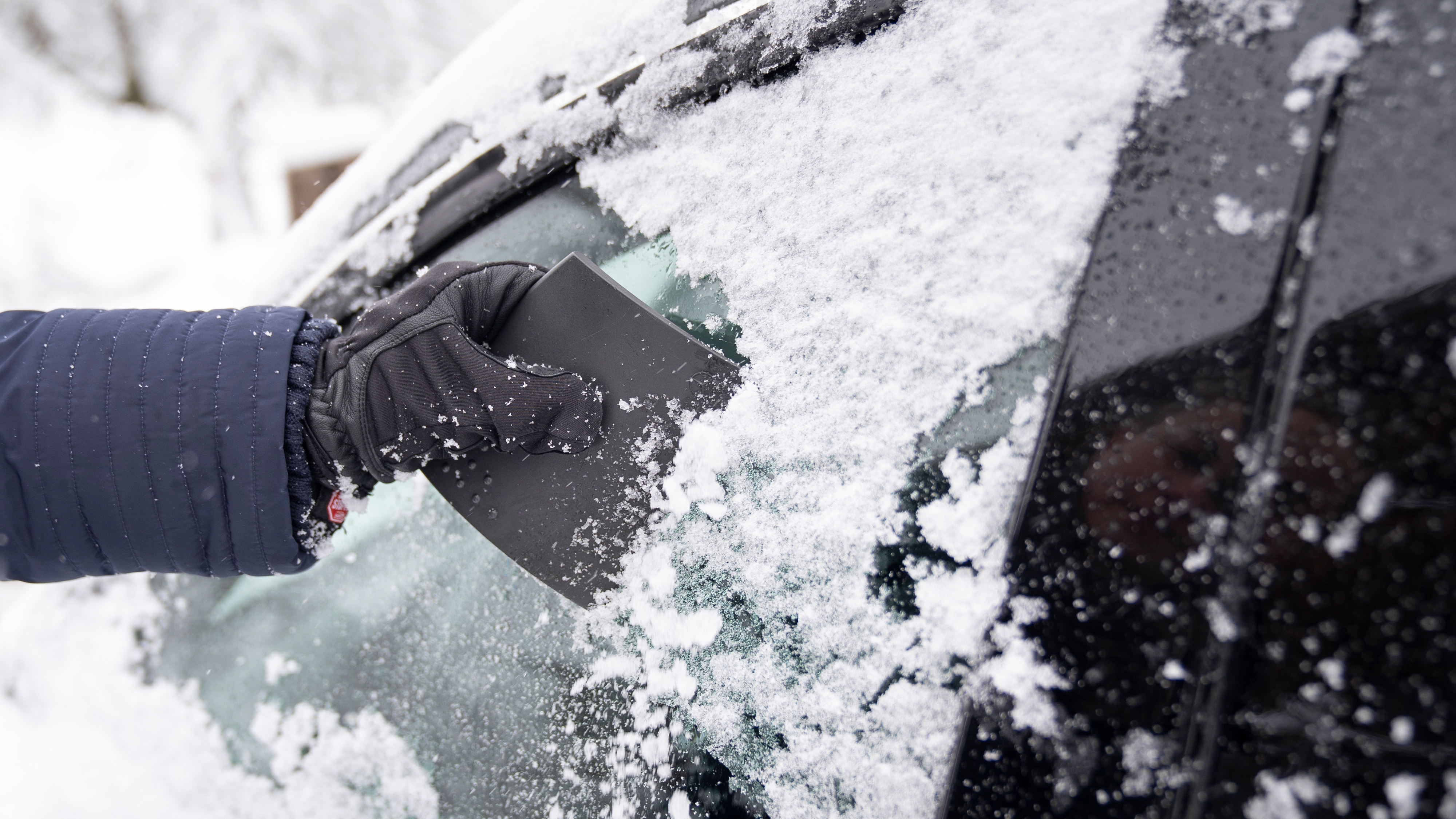 Eis vom Auto entfernen: Kratzen, Wasser, Spray – was wirkt am besten?