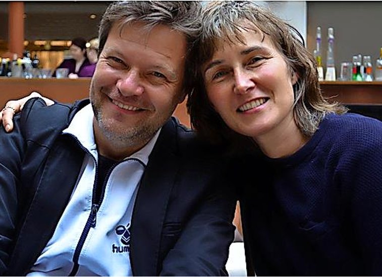 Frau von Grünen-Ko-Chef Robert Habeck im Gespräch