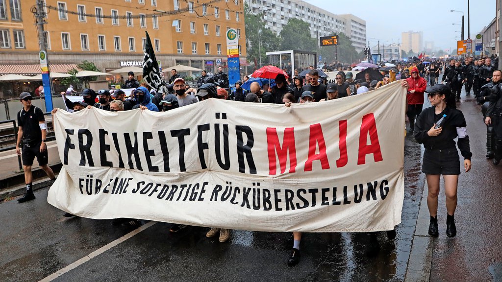 Porno video: etuk ayolning ichidagi konfet