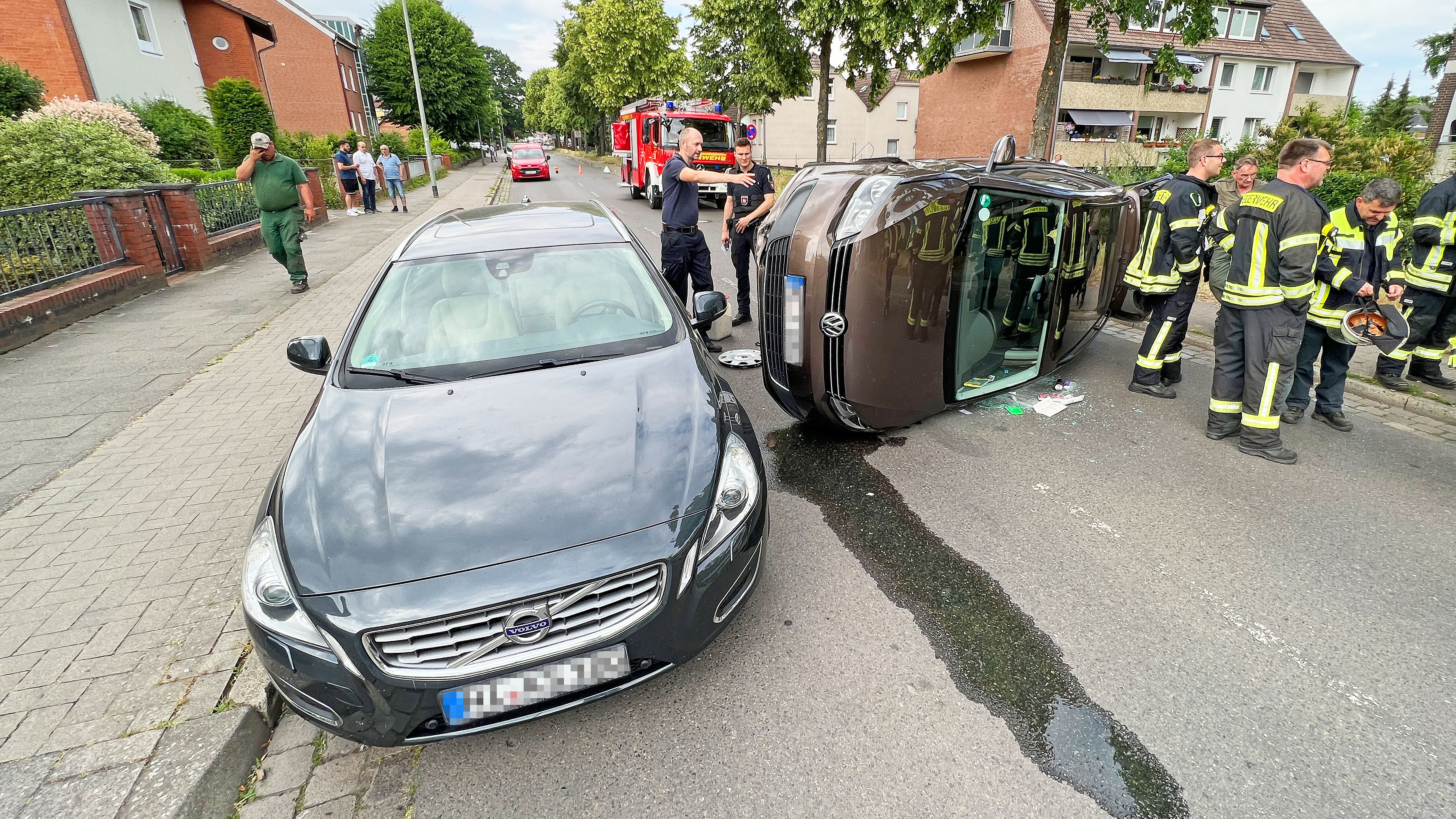 Unfall in Nienburg auf der Hannoverschen Straße: VW Touran liegt