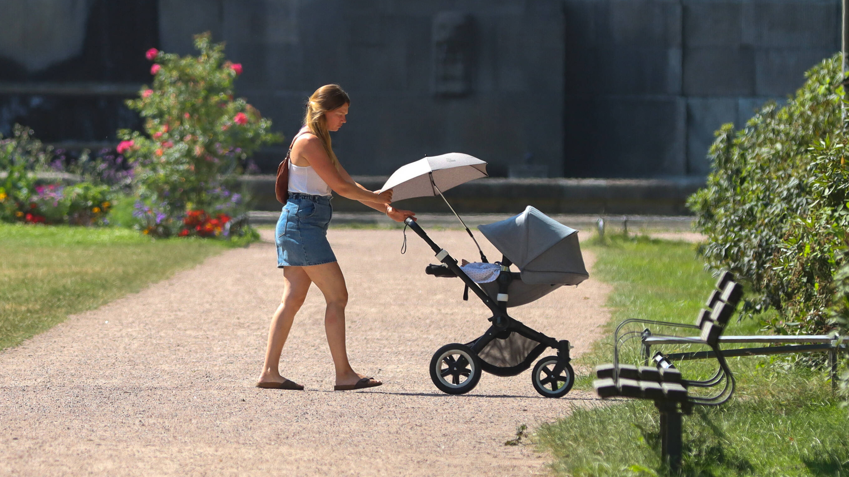 Hitze im Kinderwagen: Warum ein Tuch zur gefhrlichen Falle werden kann